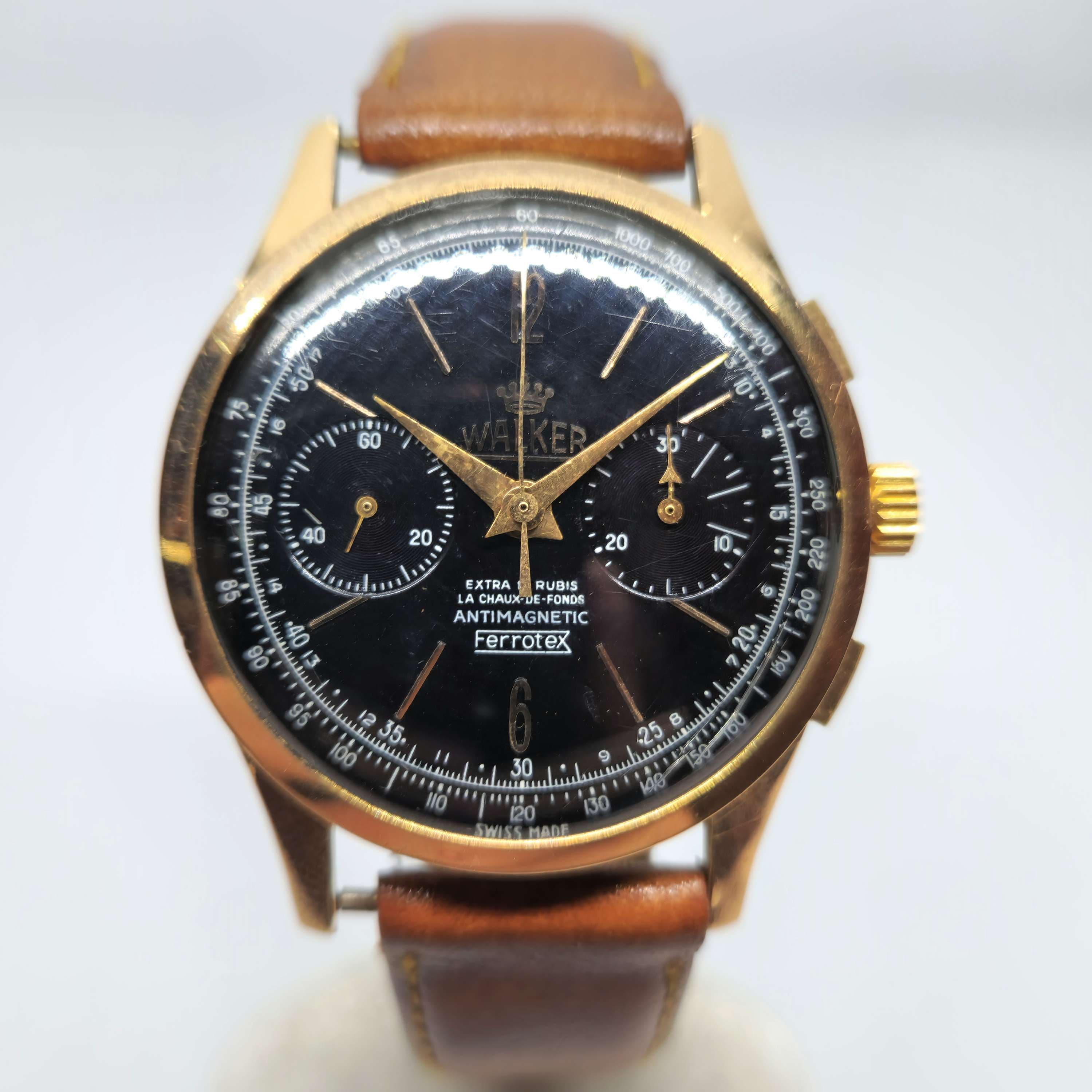 Reloj cronógrafo Walker vintage chapado en oro rosa con esfera negra y correa cuero en Joyería Recoleta