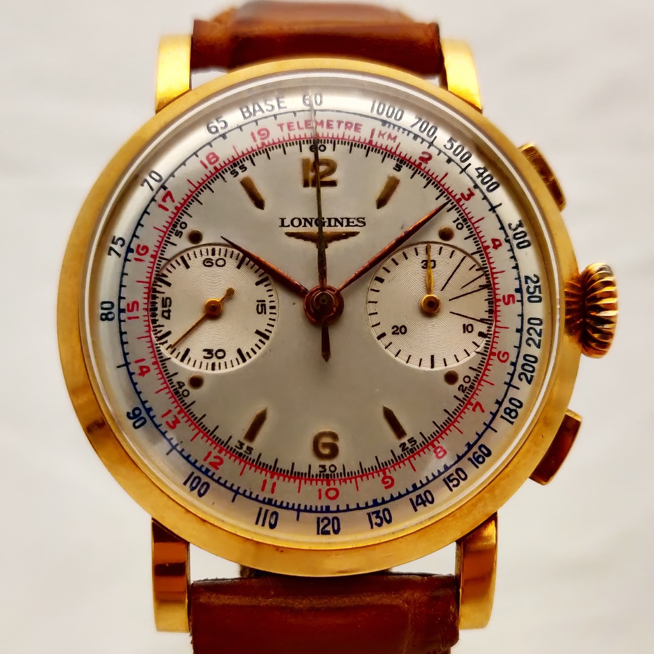 Reloj cronógrafo Longines vintage años 50 en oro amarillo con escala telémetro y correa marrón en Joyería Recoleta