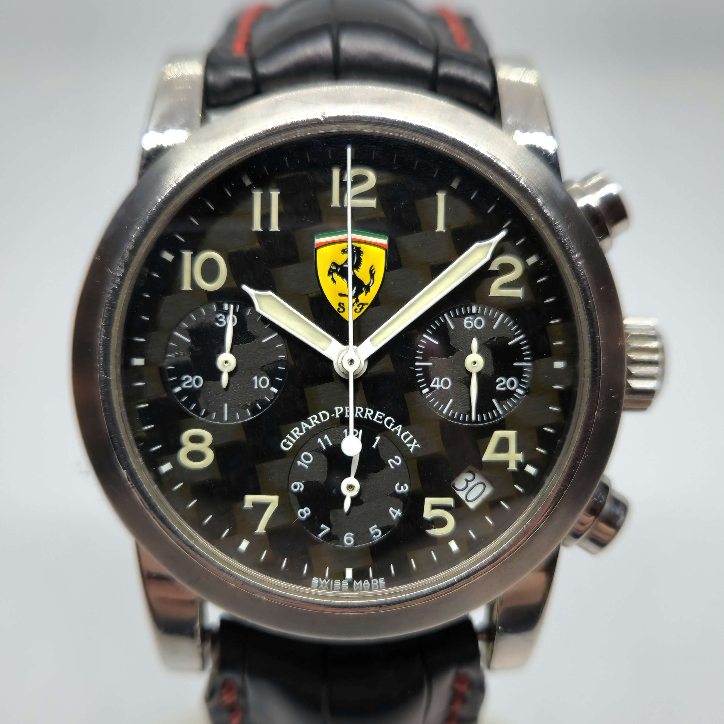 Reloj cronógrafo Girard-Perregaux Ferrari acero titanio con esfera carbono y tres contadores en Joyería Recoleta