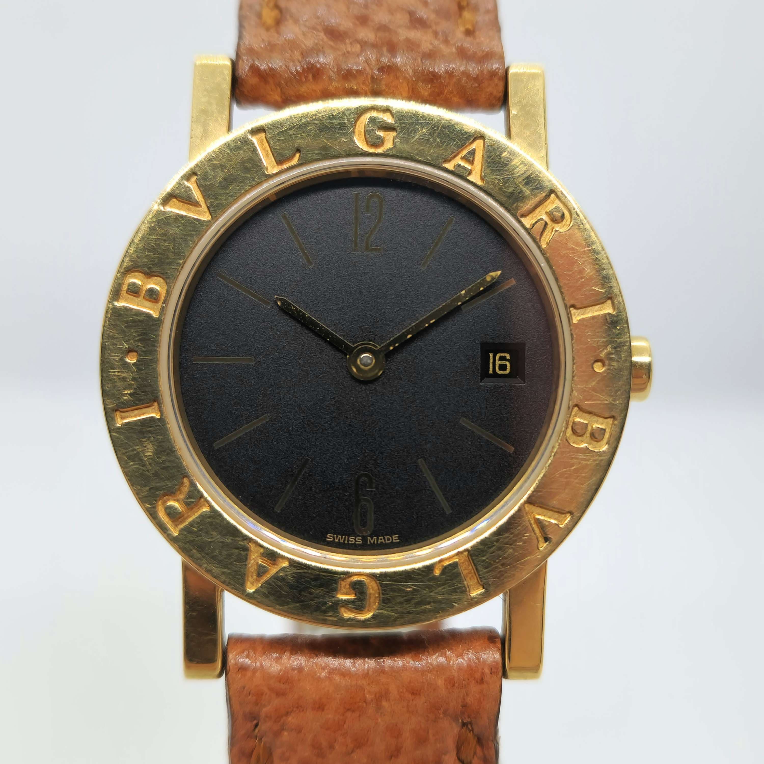 Reloj Bulgari Bulgari de dama en oro amarillo con esfera negra y correa de cuero marrón en Joyería Recoleta