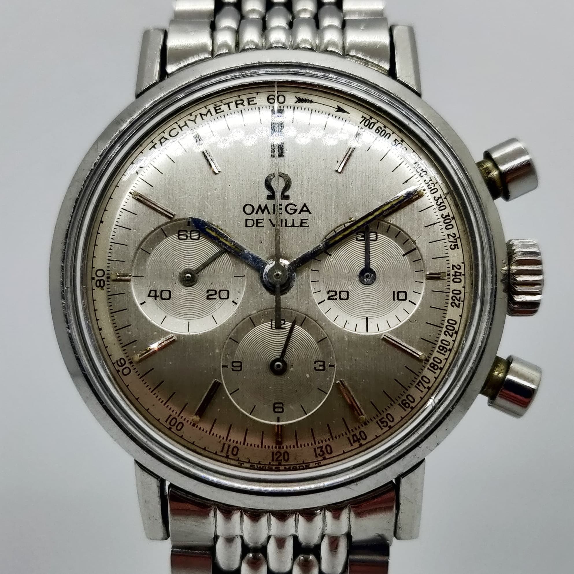 Reloj cronógrafo Omega De Ville en acero con taquímetro y tres subdiales, en Joyería Recoleta.