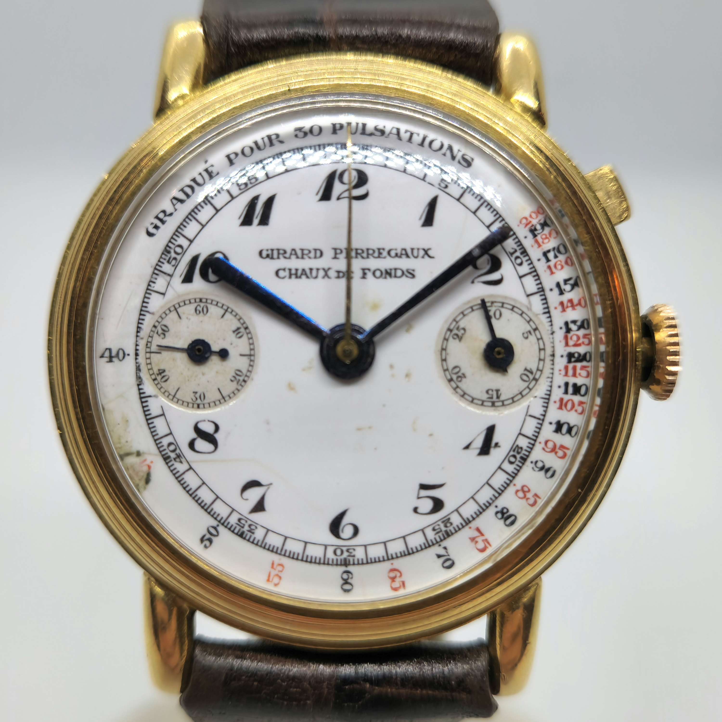 Reloj cronógrafo Girard Perregaux en oro amarillo con esfera pulsométrica y subdiales, en Joyería Recoleta.