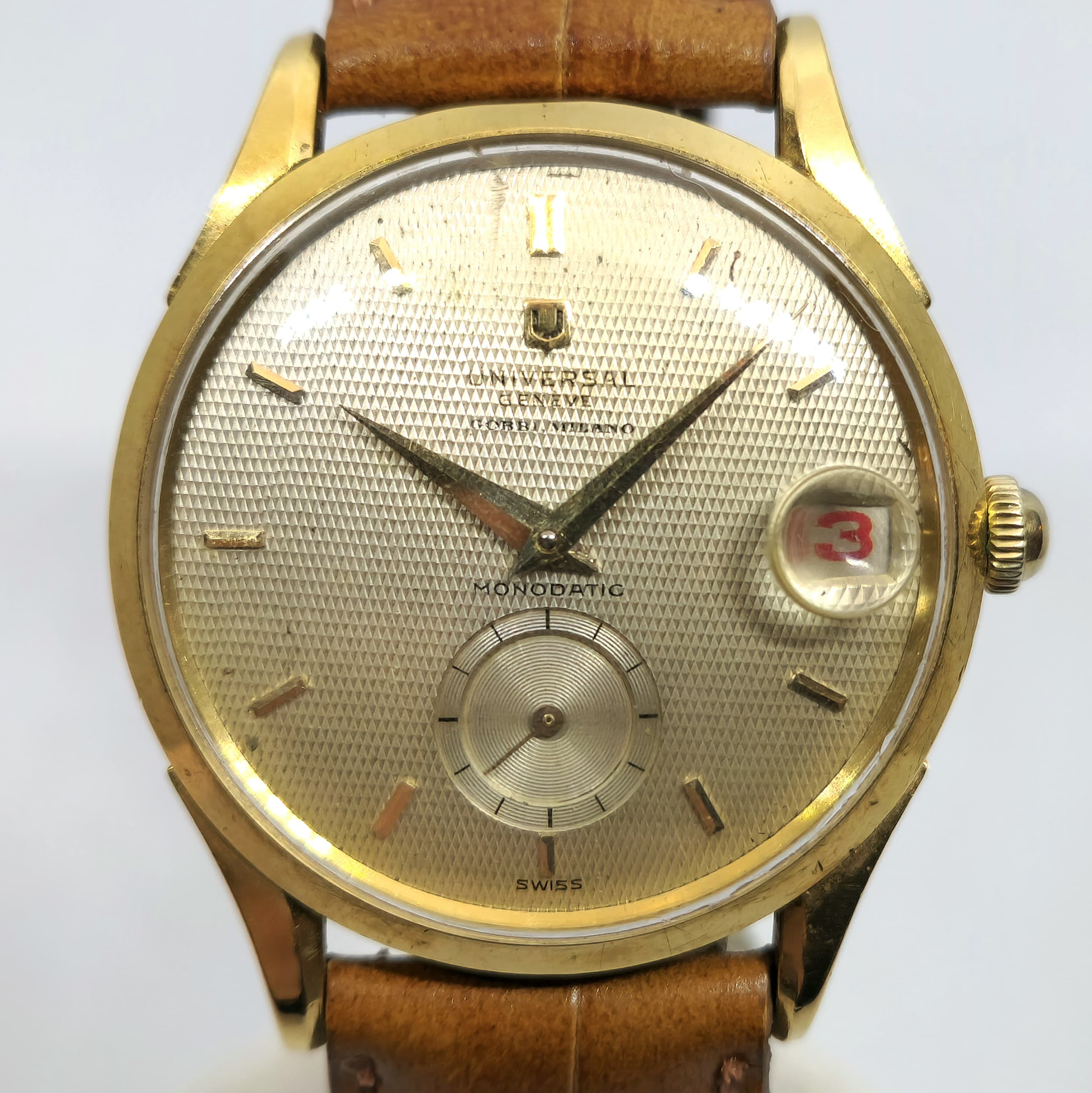 Reloj Universal Geneve Monodatic Gobbi Milano dorado con esfera guilloché y segundero subsidiary en Joyería Recoleta