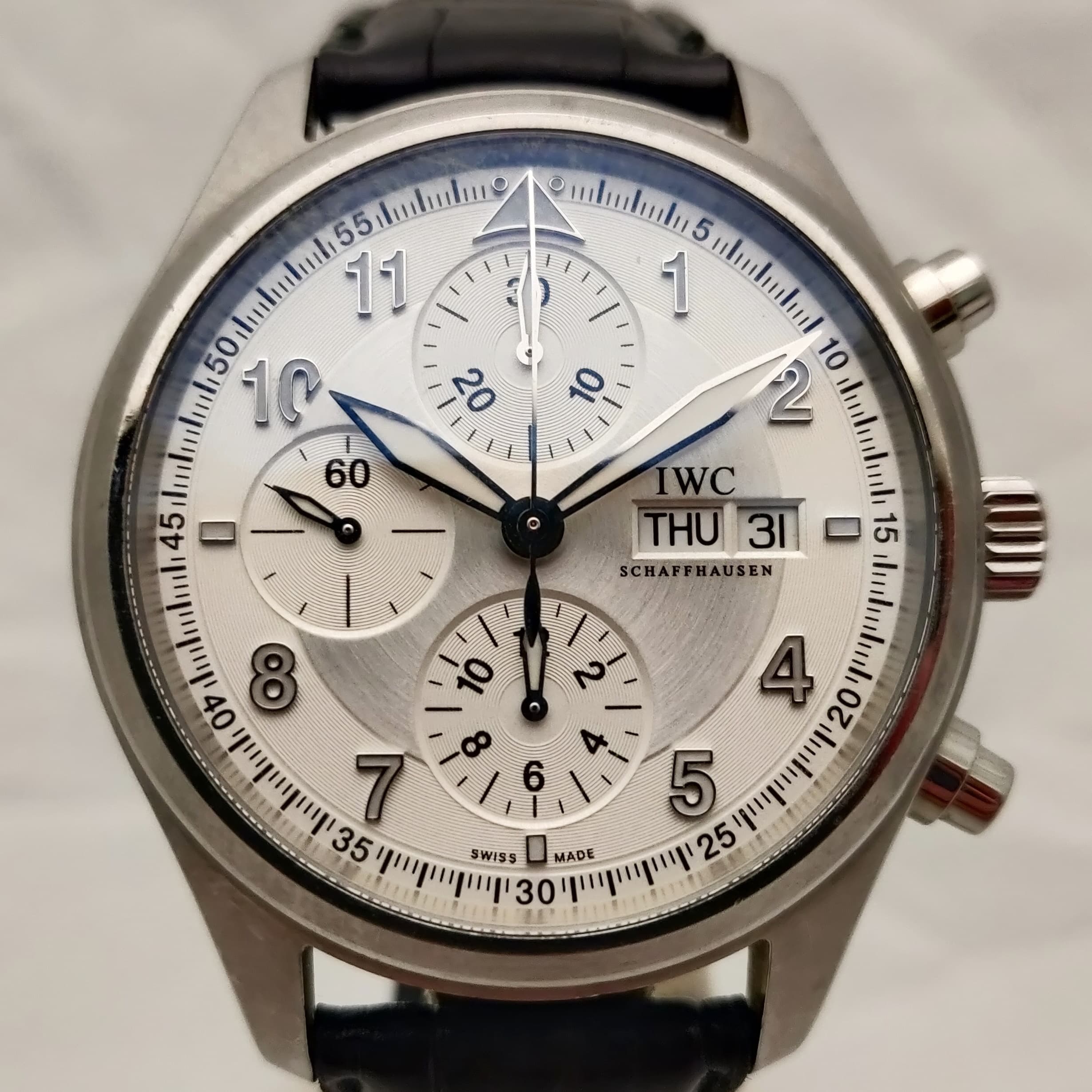 Reloj IWC Pilot Spitfire cronógrafo en acero con dial plateado y correa negra en Joyería Recoleta