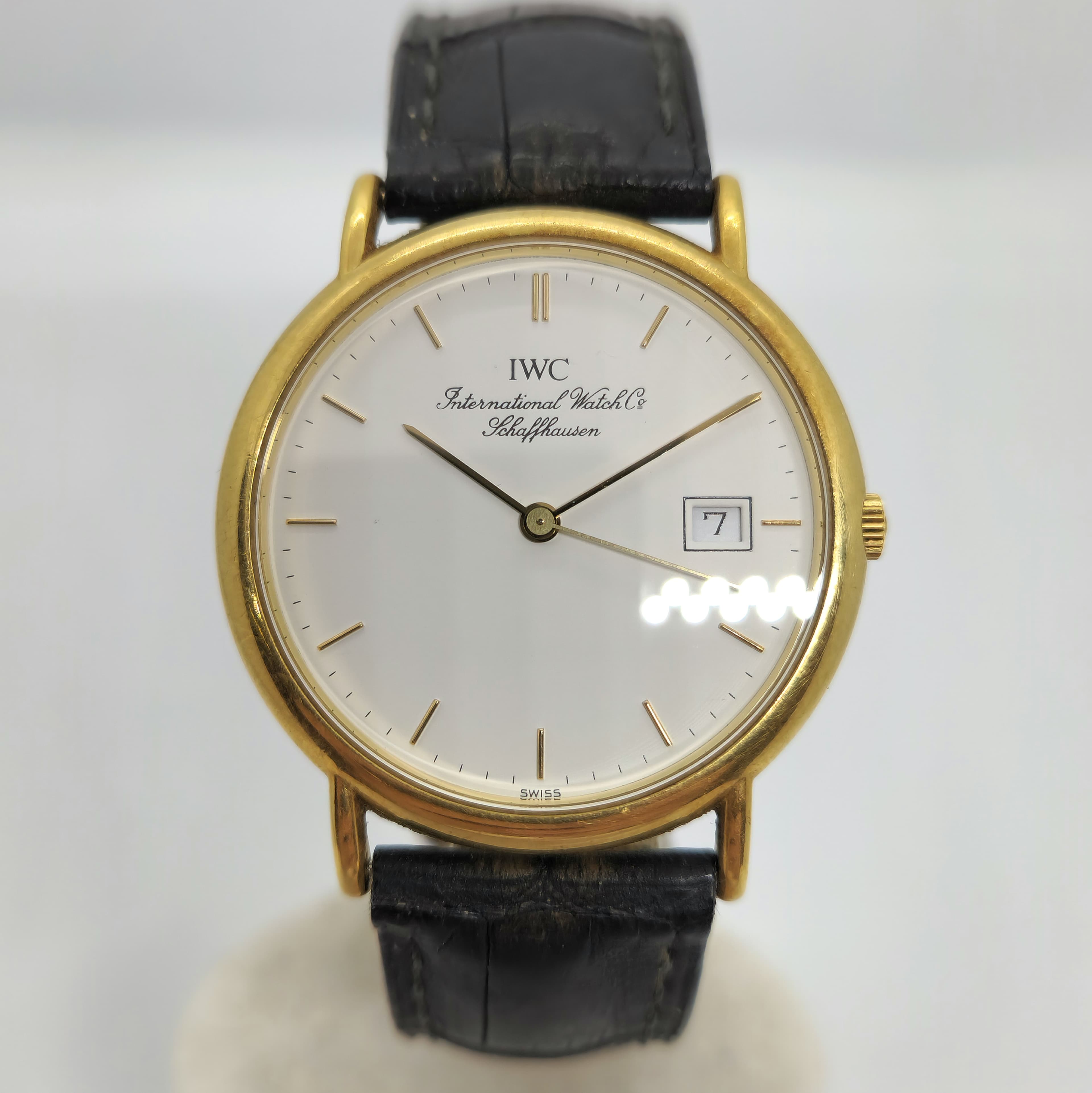 Reloj IWC Portofino de oro amarillo con esfera blanca y correa de cuero negro en Joyería Recoleta.