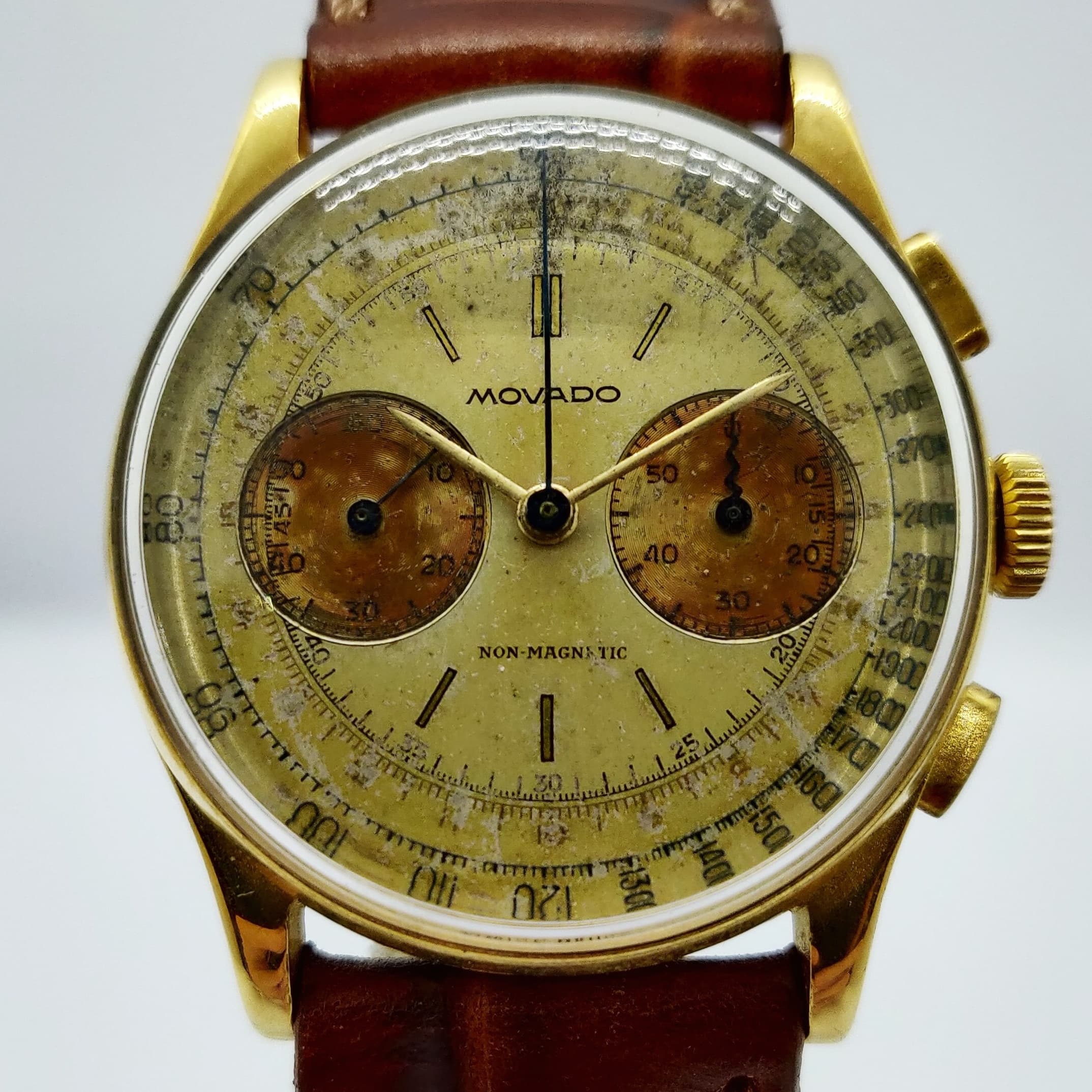Reloj cronógrafo Movado vintage años 30 dorado con doble contador y correa marrón en Joyería Recoleta
