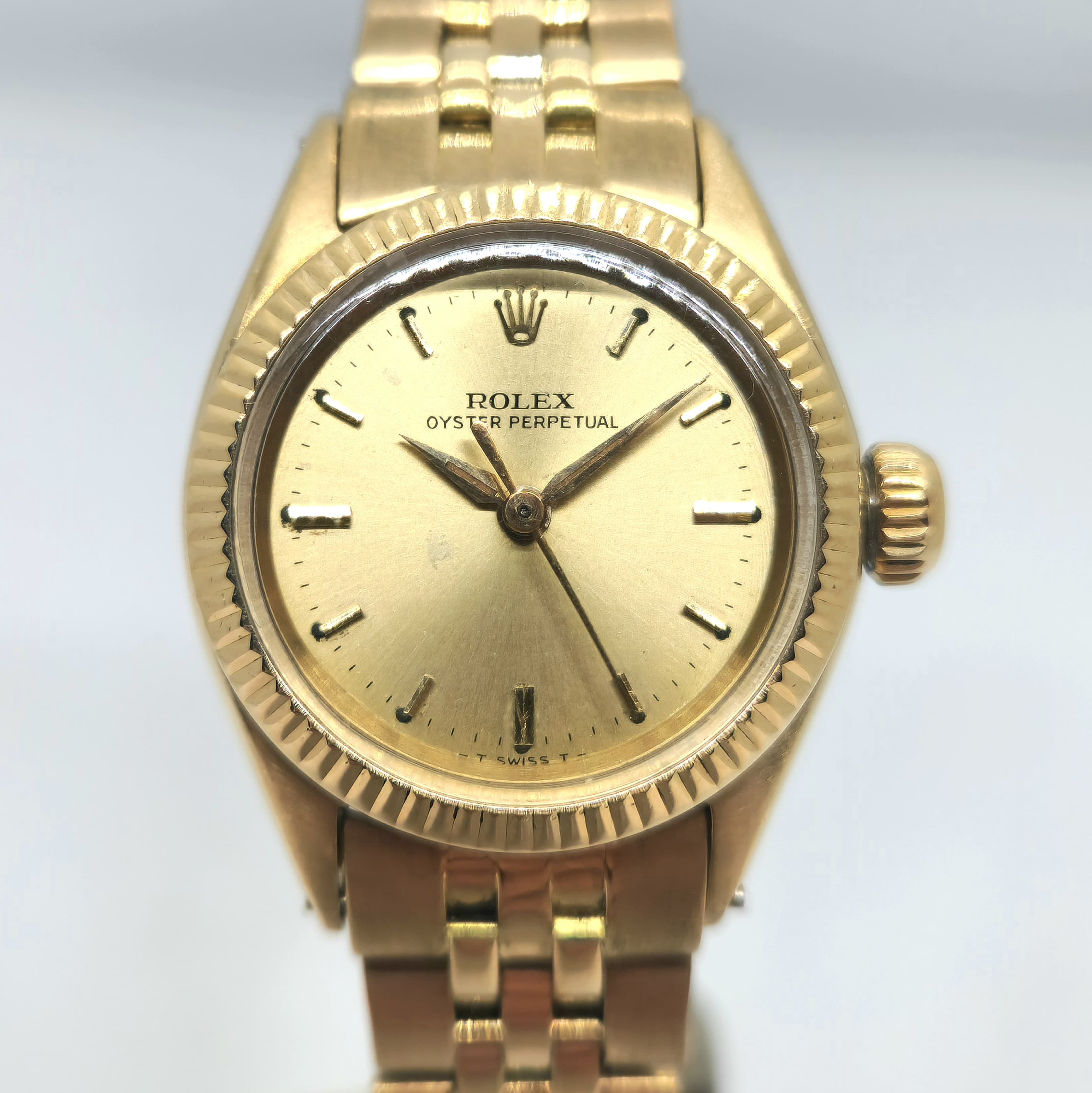 Reloj Rolex Oyster Perpetual dama ref. 6619 en oro amarillo 18k con esfera champagne en Joyería Recoleta.