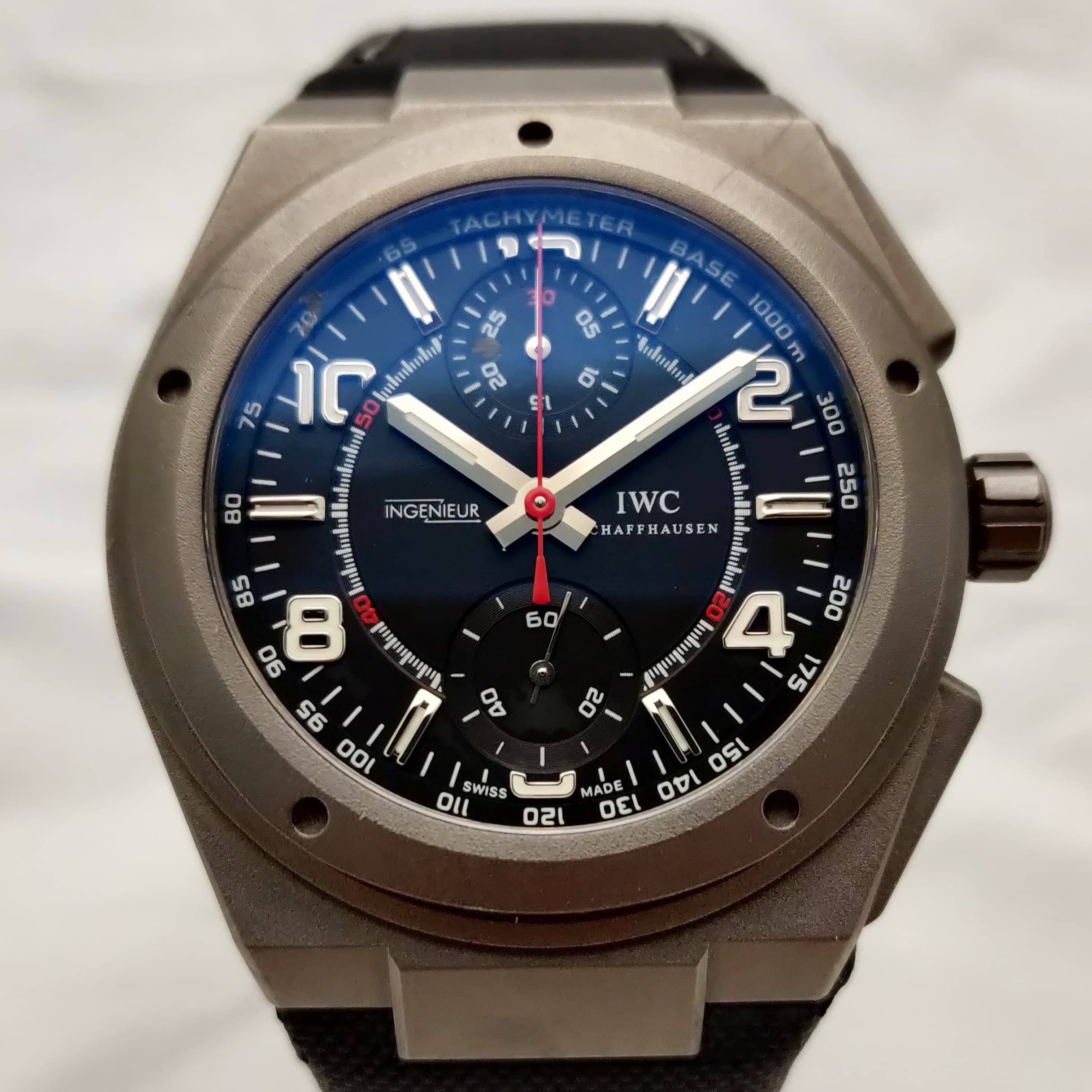Reloj cronógrafo IWC Ingenieur AMG en titanio con esfera azul y detalles rojos en Joyería Recoleta