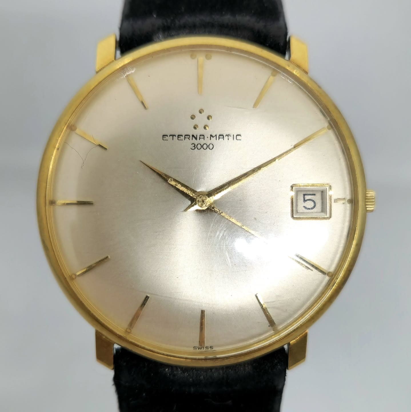Reloj Eterna-Matic 3000 vintage con caja dorada, esfera plateada y calendario, en Joyería Recoleta.