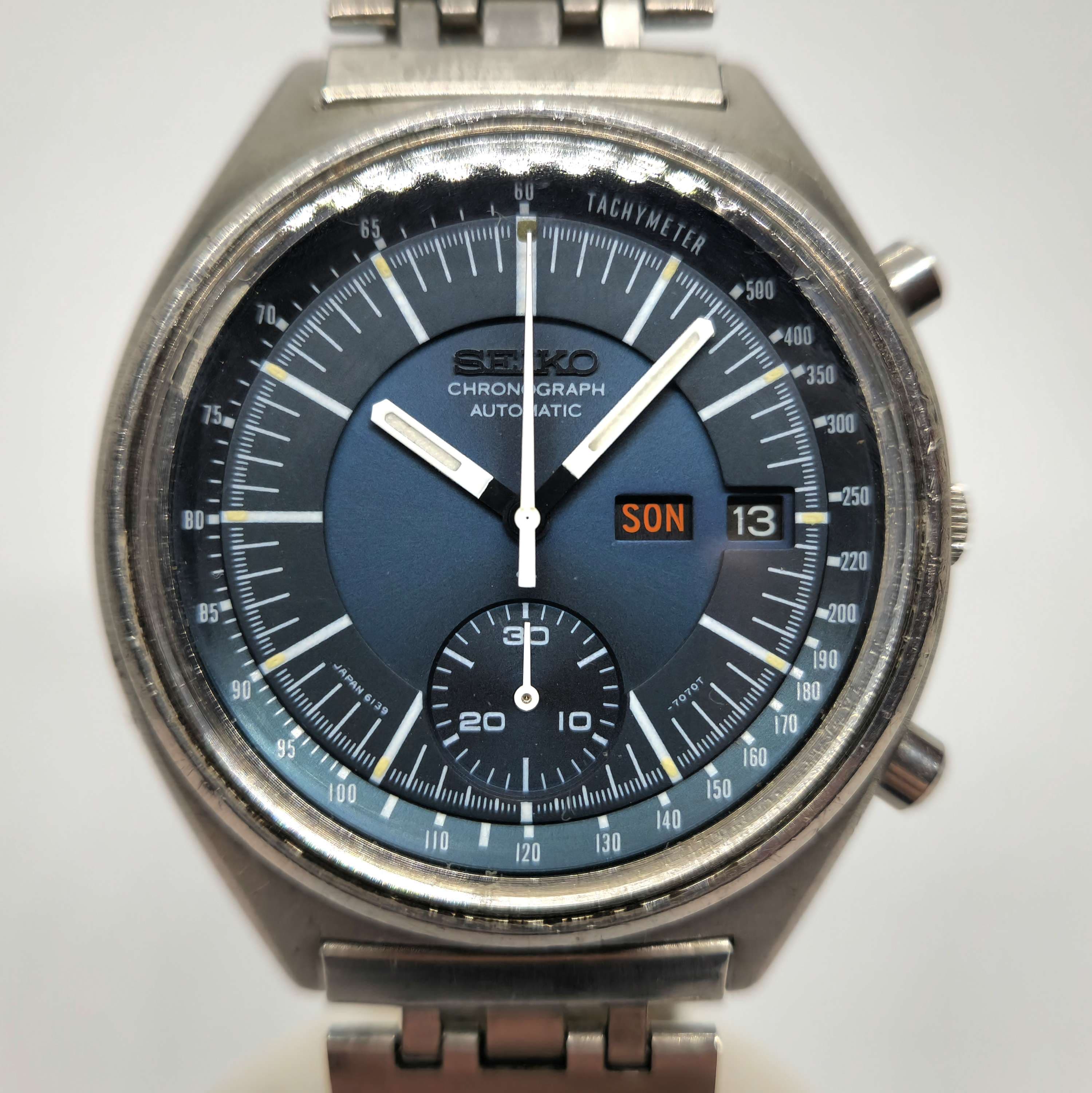 Reloj cronógrafo automático Seiko Mini Jumbo 6139 en acero con esfera azul y taquímetro en Joyería Recoleta