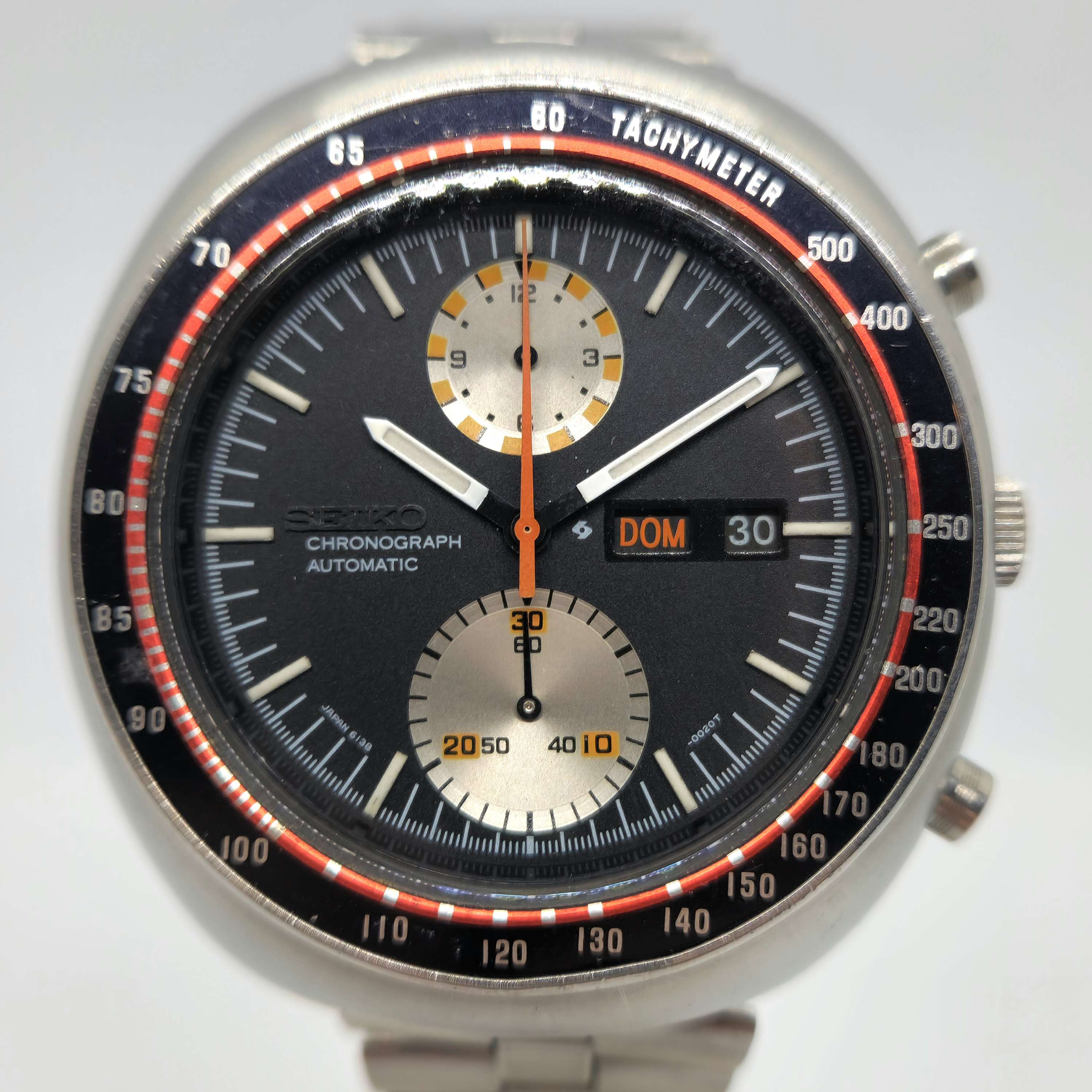 Reloj Seiko UFO cronógrafo automático en acero con bisel taquímetro negro y naranja en Joyería Recoleta
