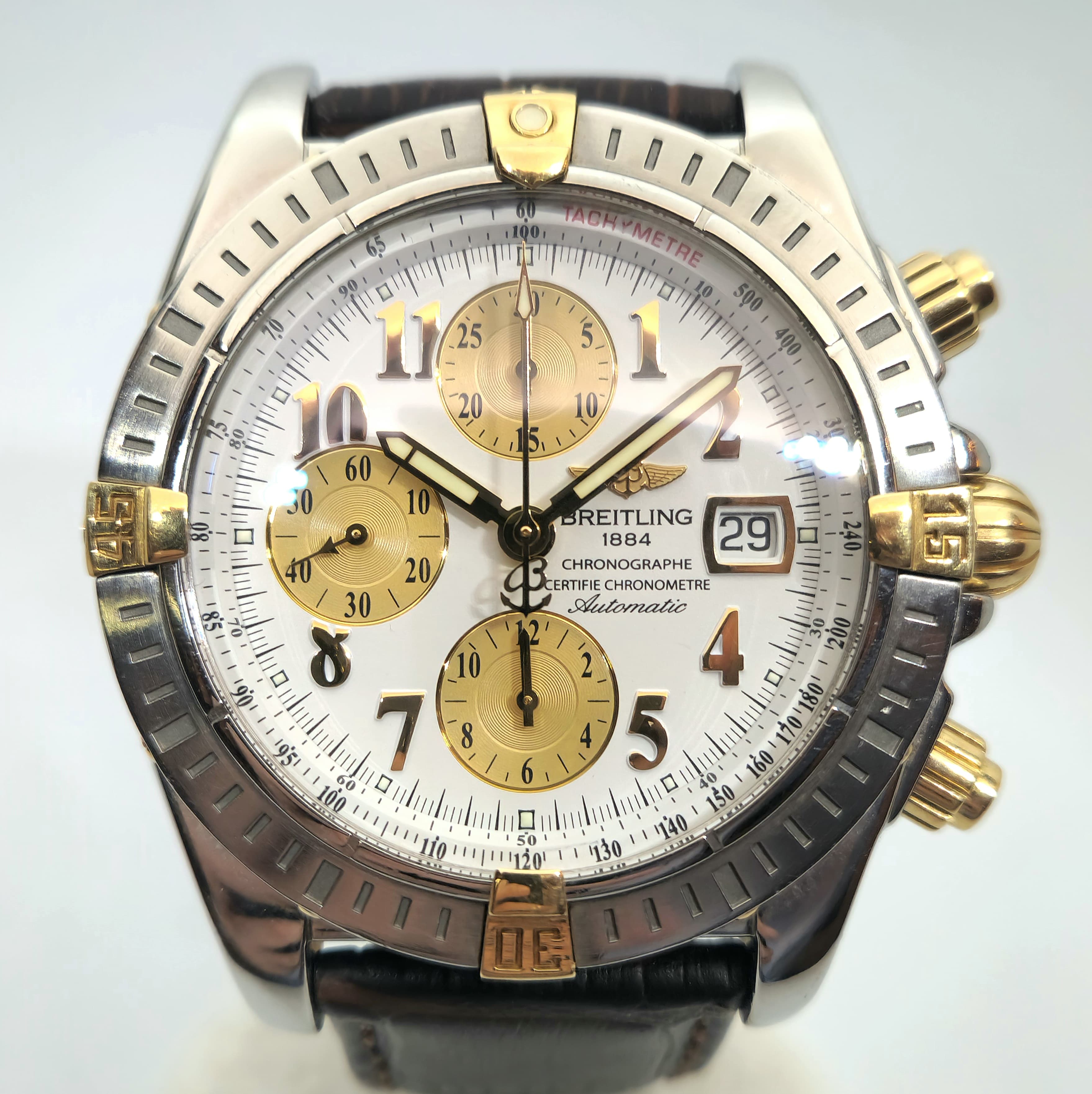 Reloj Breitling Chronomat 44 automático acero y oro amarillo con esfera blanca y subdiales dorados en Joyería Recoleta