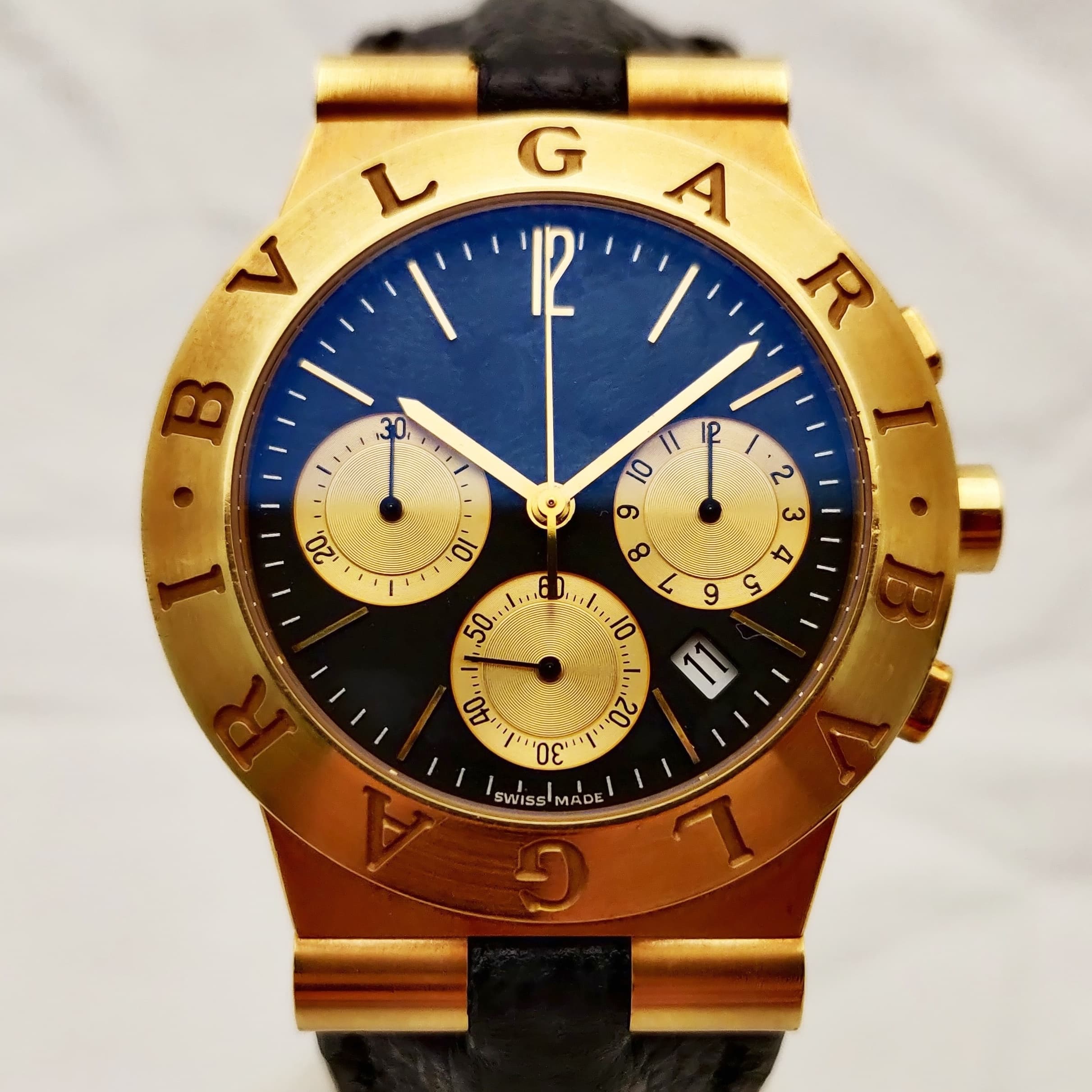 Reloj cronógrafo Bulgari Bulgari en oro amarillo 18k con esfera azul y correa negra en Joyería Recoleta