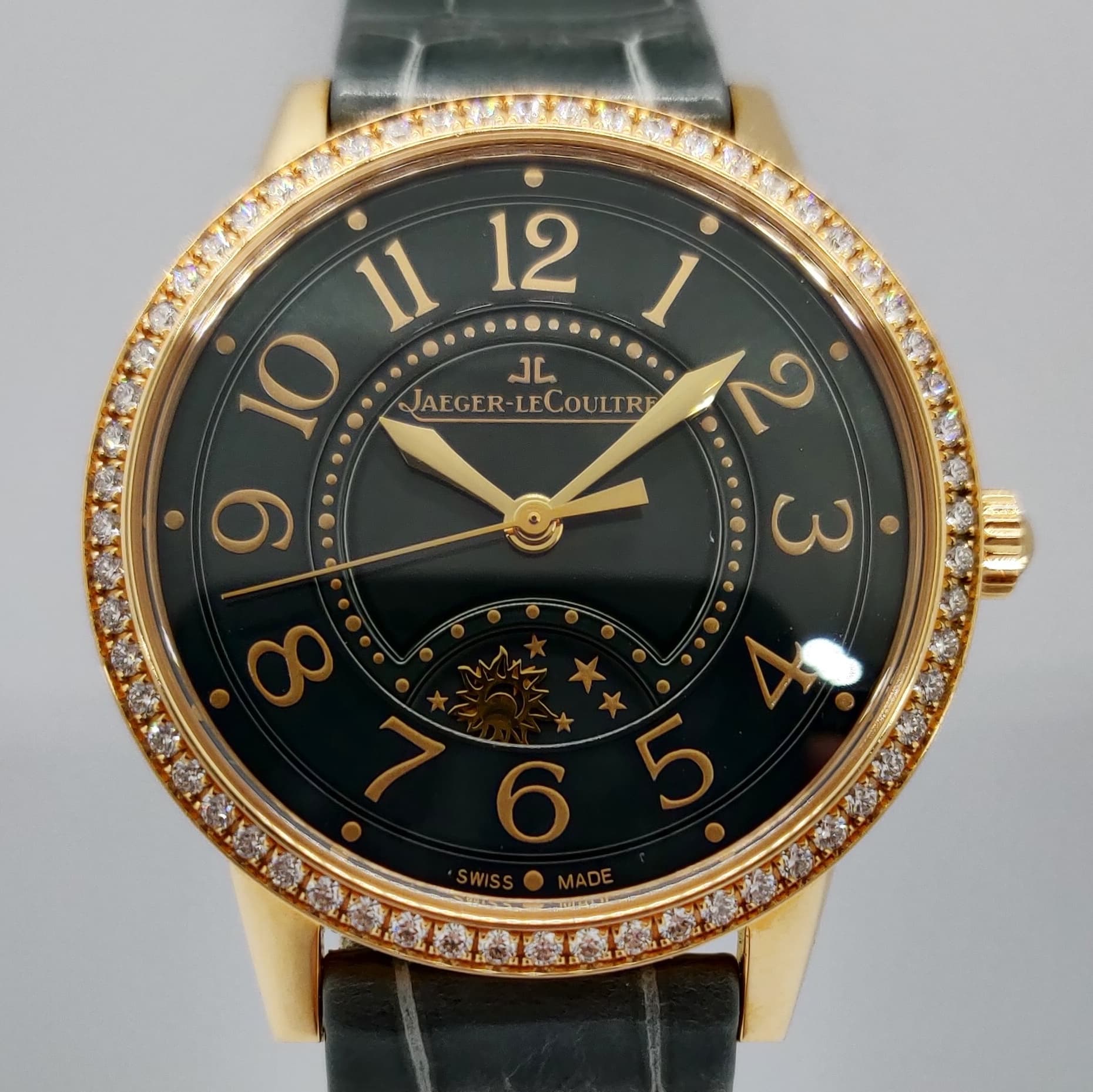 Reloj Jaeger-LeCoultre Rendez-Vous Night & Day de dama en oro amarillo con bisel de diamantes y esfera verde oscura en Joyería Recoleta
