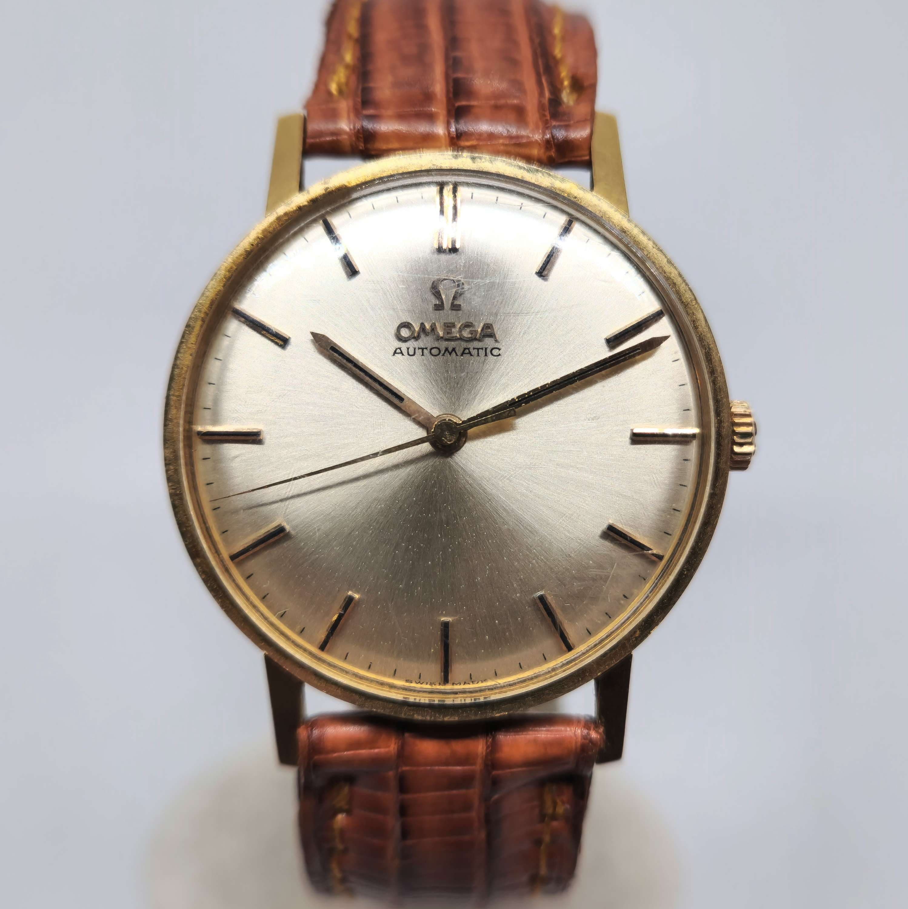 Reloj Omega Automatic vintage en oro amarillo con esfera plateada y correa marrón cocodrilo en Joyería Recoleta
