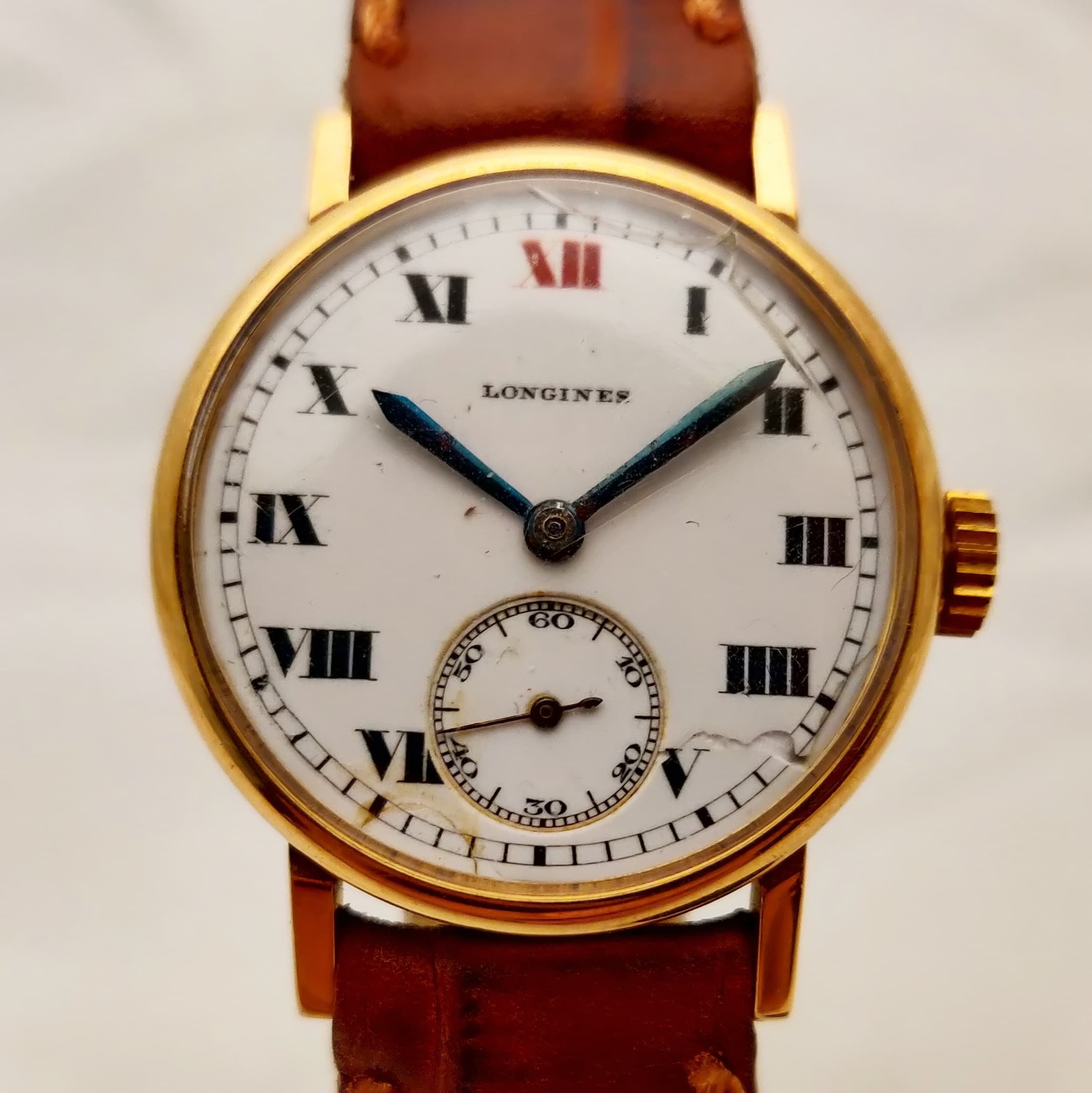 Reloj vintage Longines años 20 en oro amarillo con esfera de porcelana blanca y segundero auxiliar en Joyería Recoleta