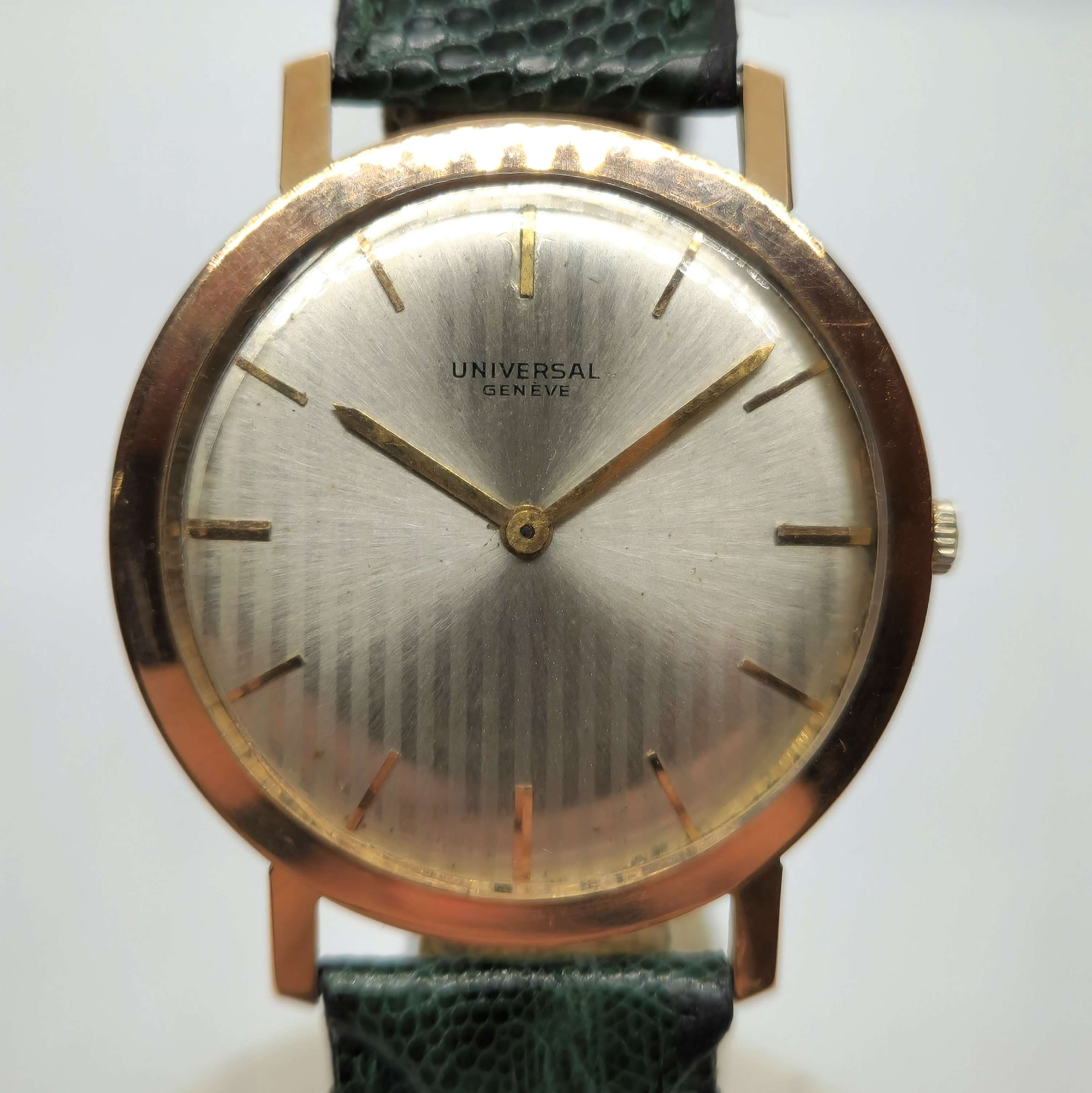 Reloj Universal Genève vintage en oro amarillo con esfera sunburst y correa verde en Joyería Recoleta.