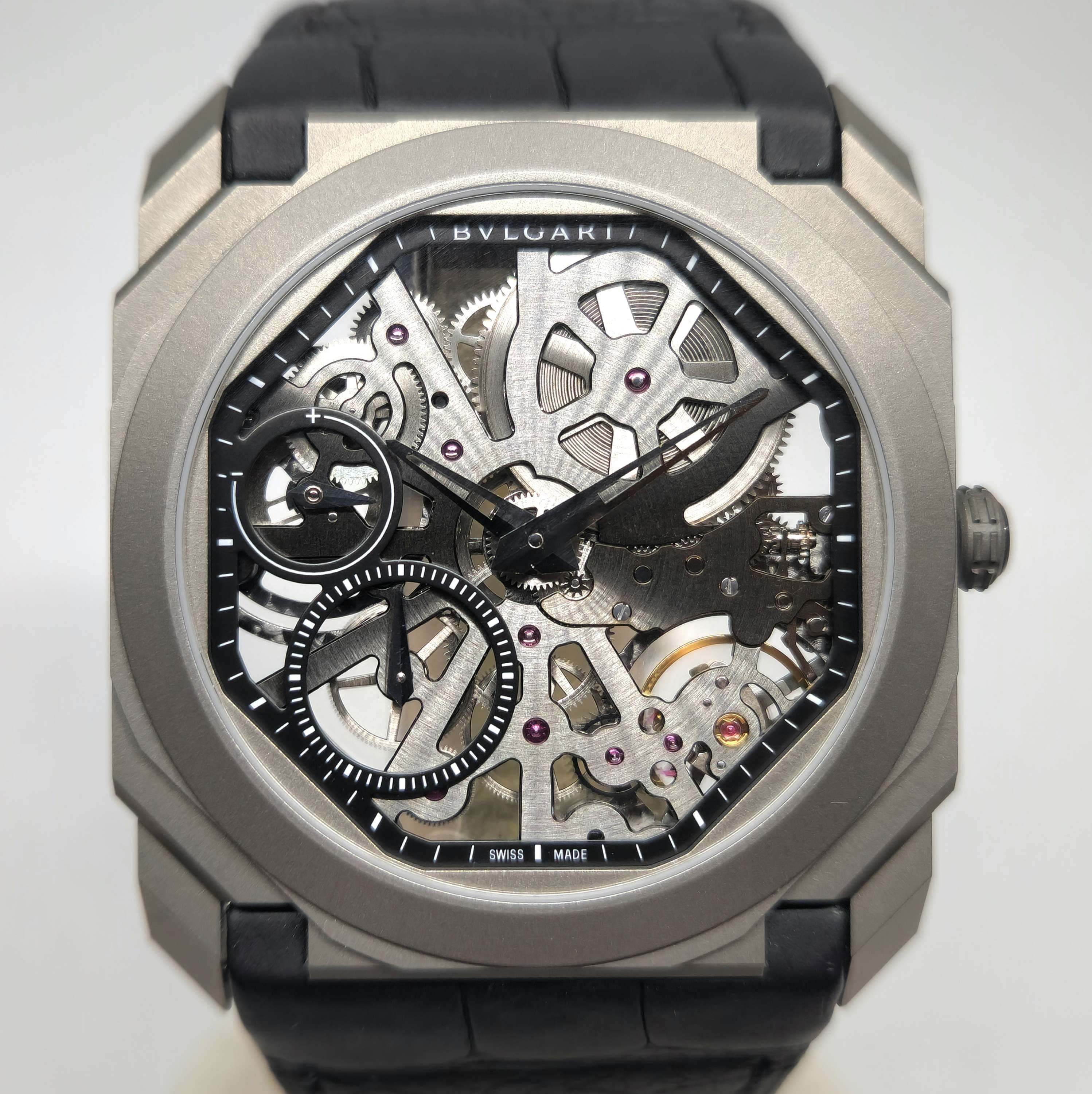 Reloj esqueleto Bulgari Octo Finissimo en titanio con movimiento visible y correa de goma en Joyería Recoleta