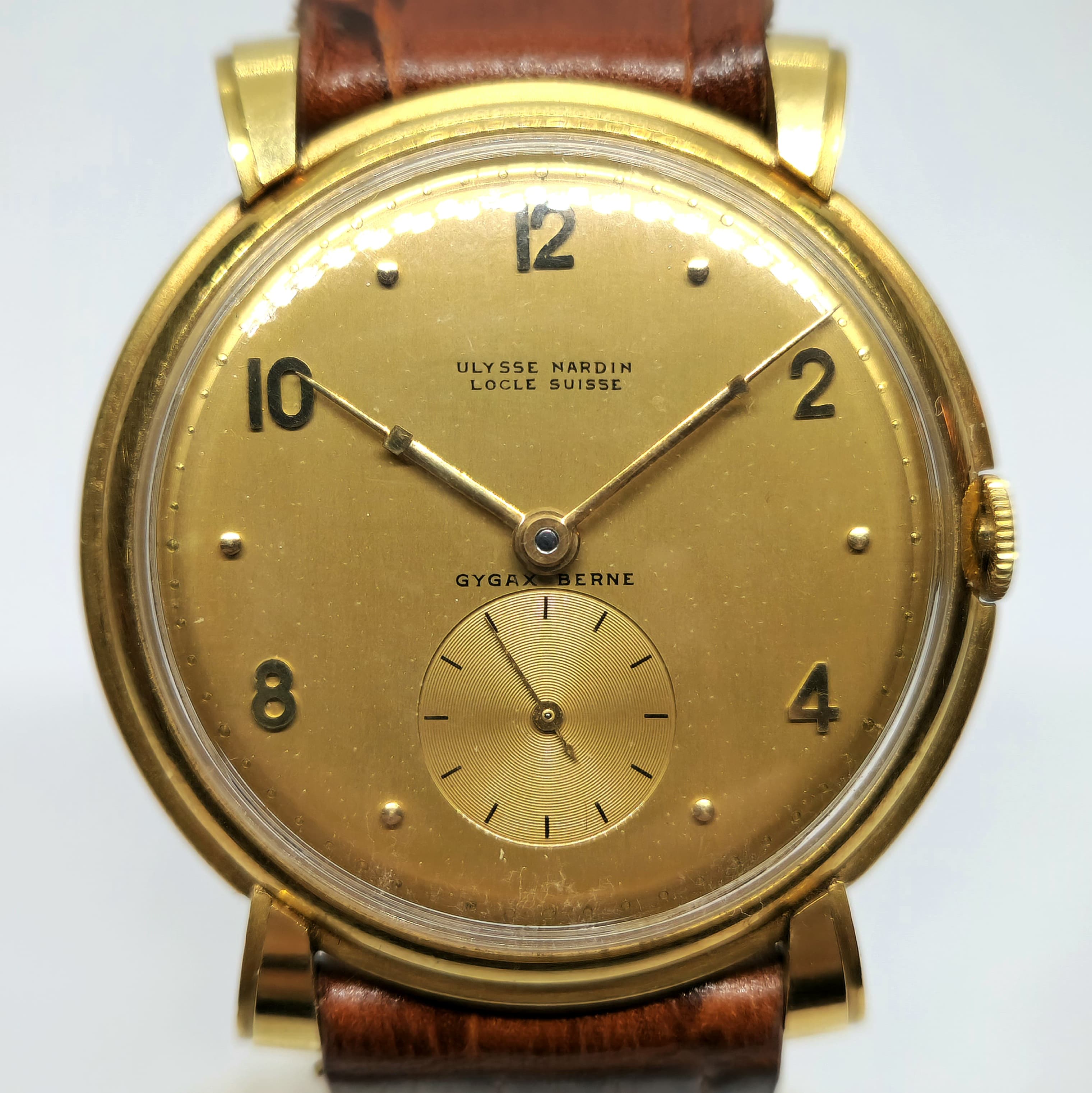 Reloj de pulsera Ulysse Nardin Gygax vintage en oro con segundero pequeño y correa marrón en Joyería Recoleta