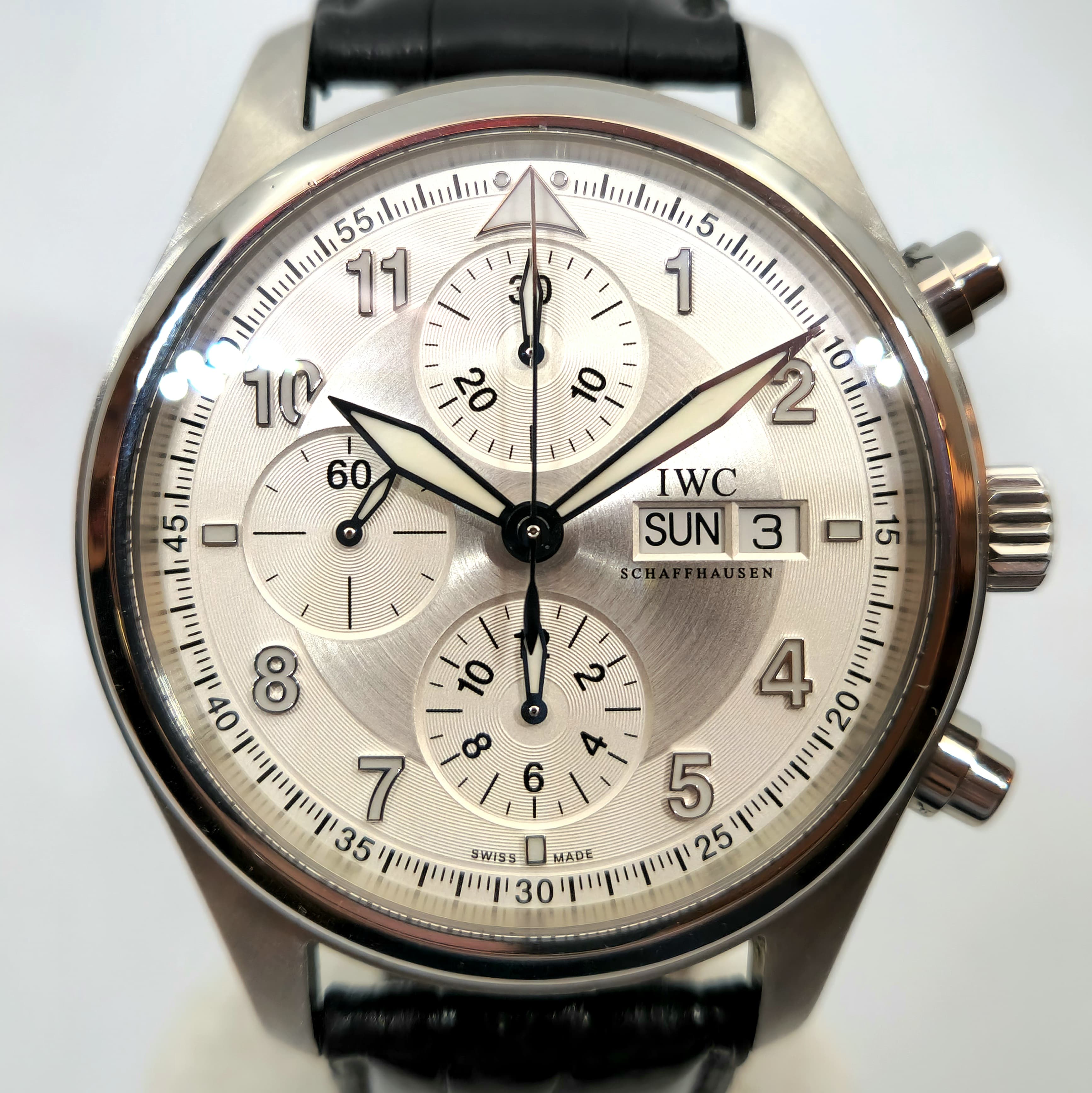 Reloj cronógrafo IWC Pilot Spitfire en acero inoxidable con esfera plateada y correa negra en Joyería Recoleta