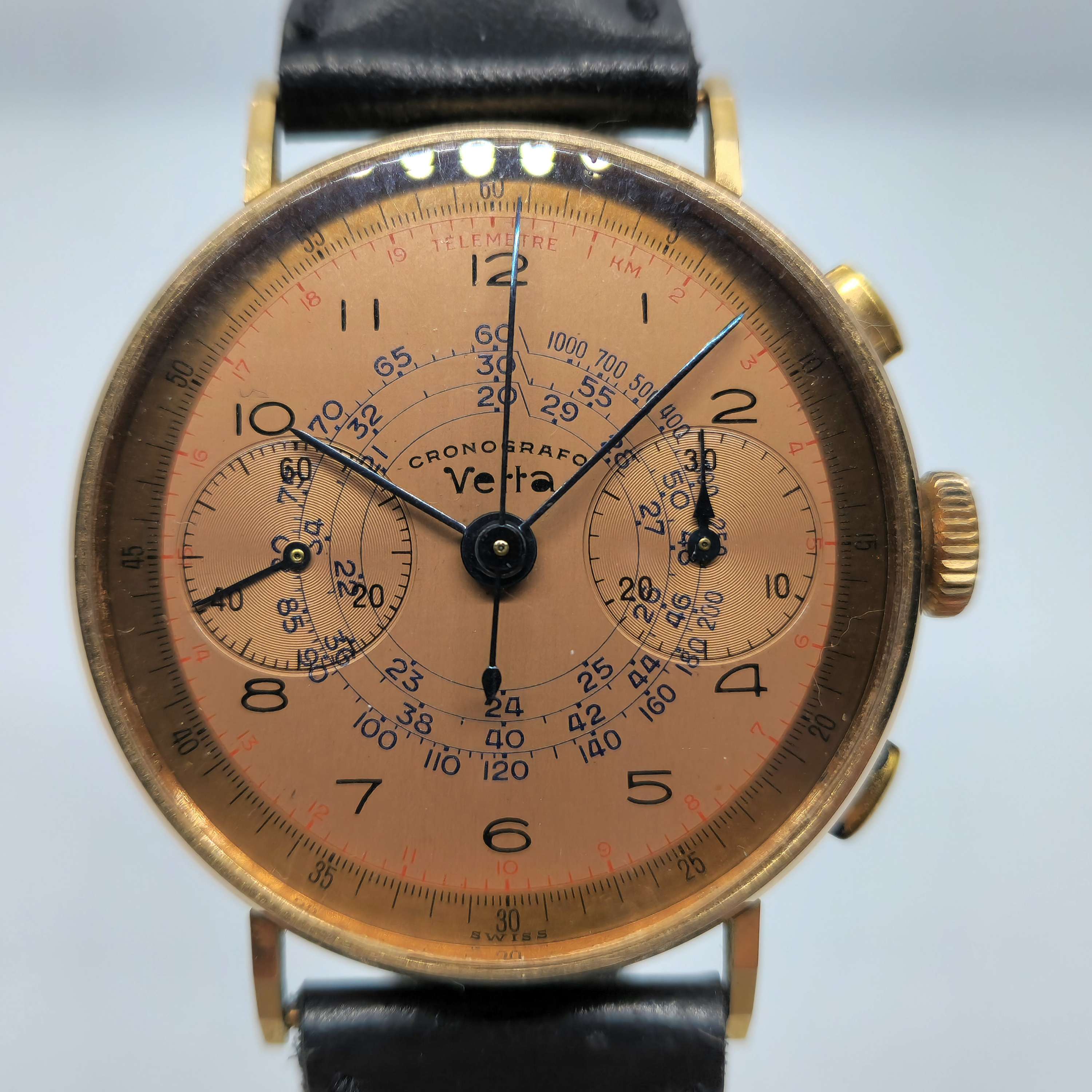 Cronógrafo vintage Verta en oro amarillo con esfera salmon y correa negra en Joyería Recoleta