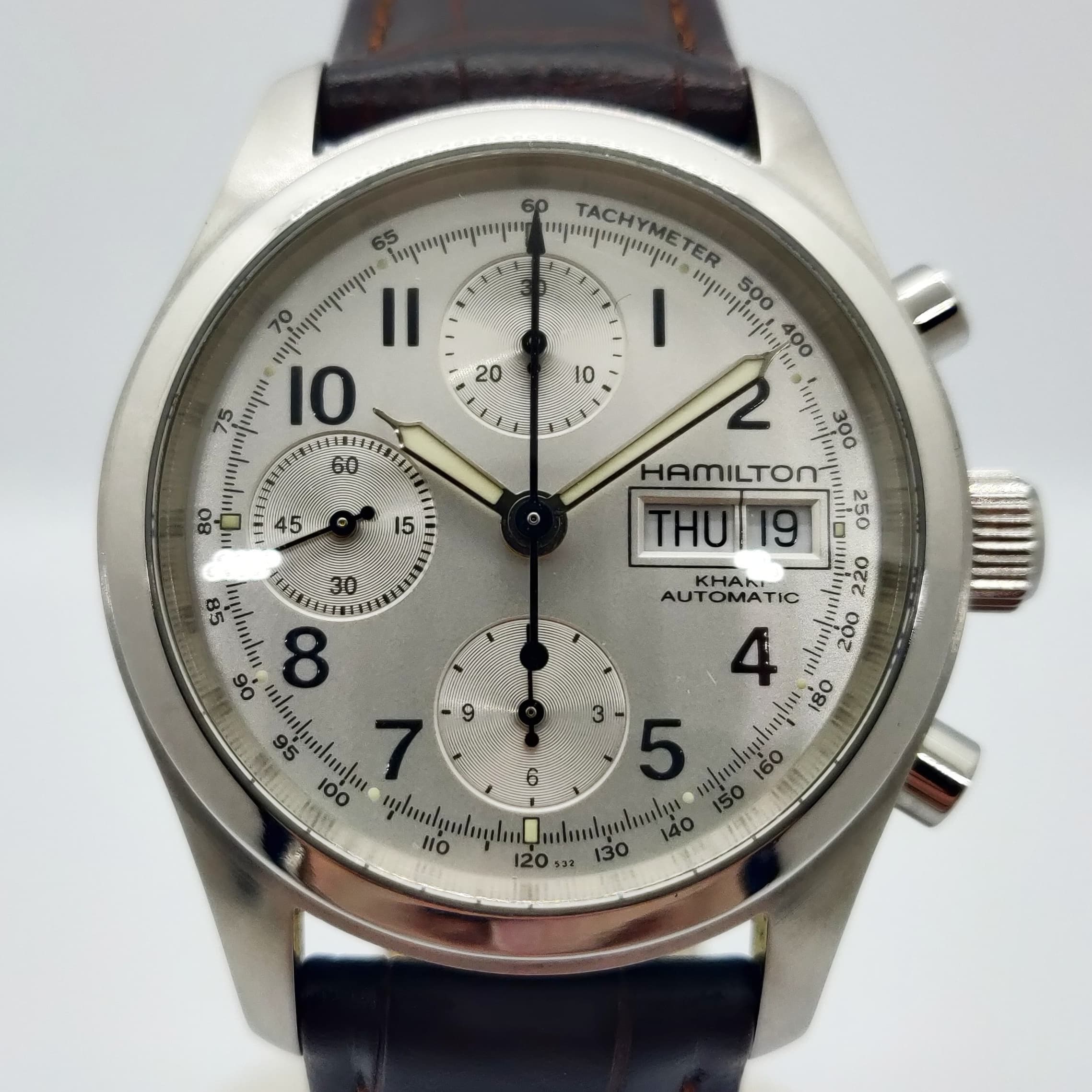 Reloj Hamilton Khaki automático cronógrafo acero plateado con taquímetro y correa cuero marrón en Joyería Recoleta