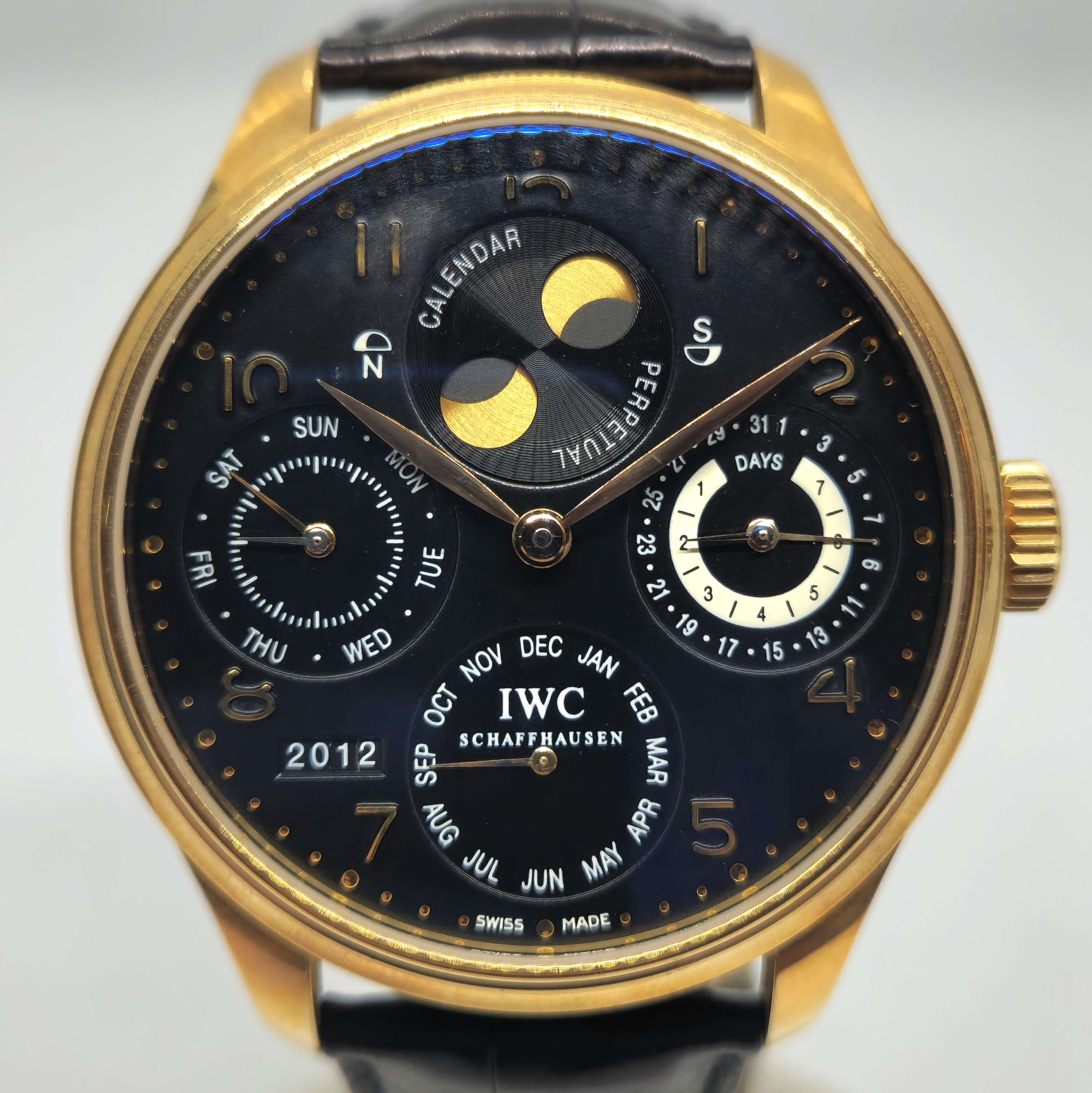 Reloj IWC Portugués Calendario Perpetuo oro amarillo dial negro fase lunar en Joyería Recoleta