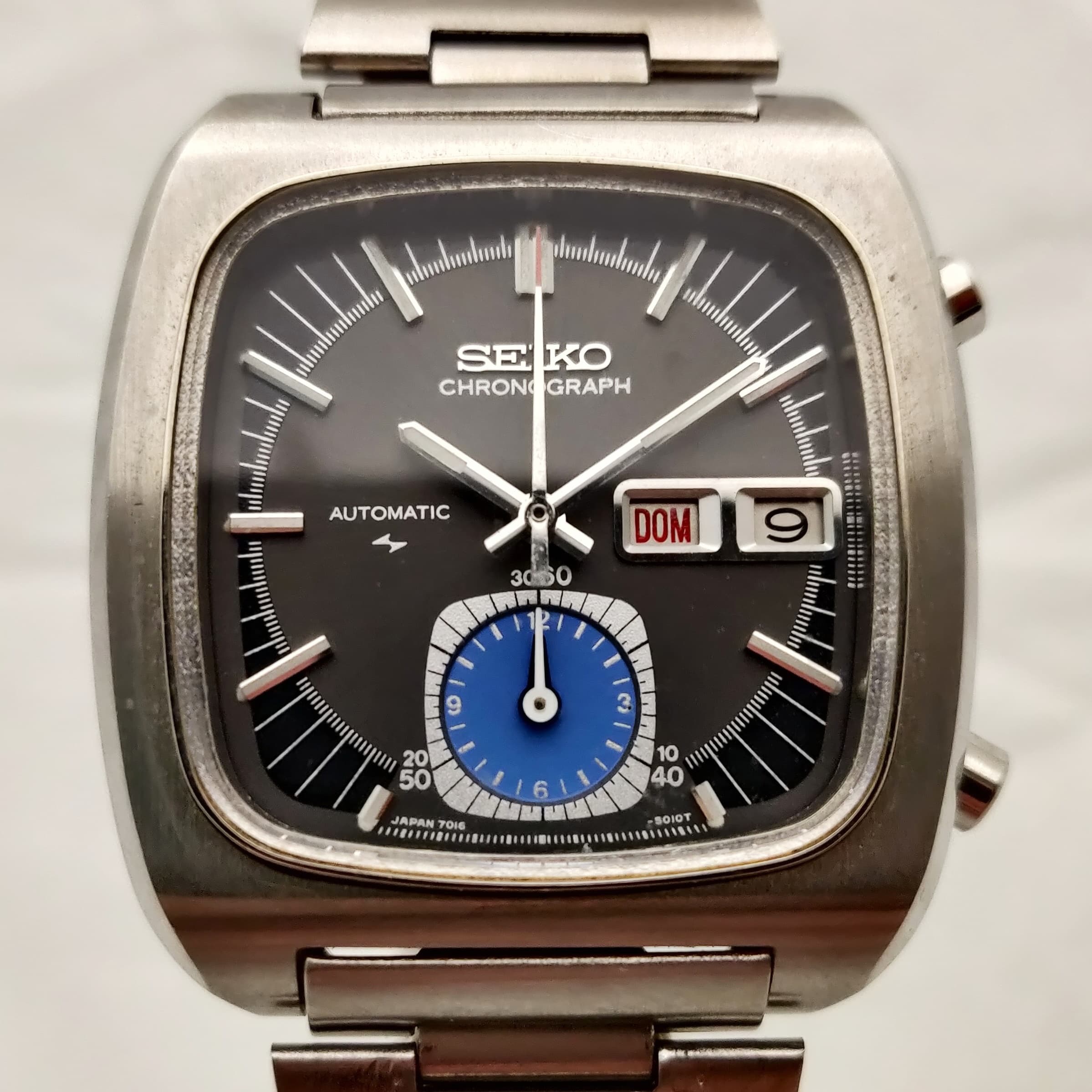 Reloj Seiko Mónaco cronógrafo automático en acero con esfera negra y subesfera azul en Joyería Recoleta