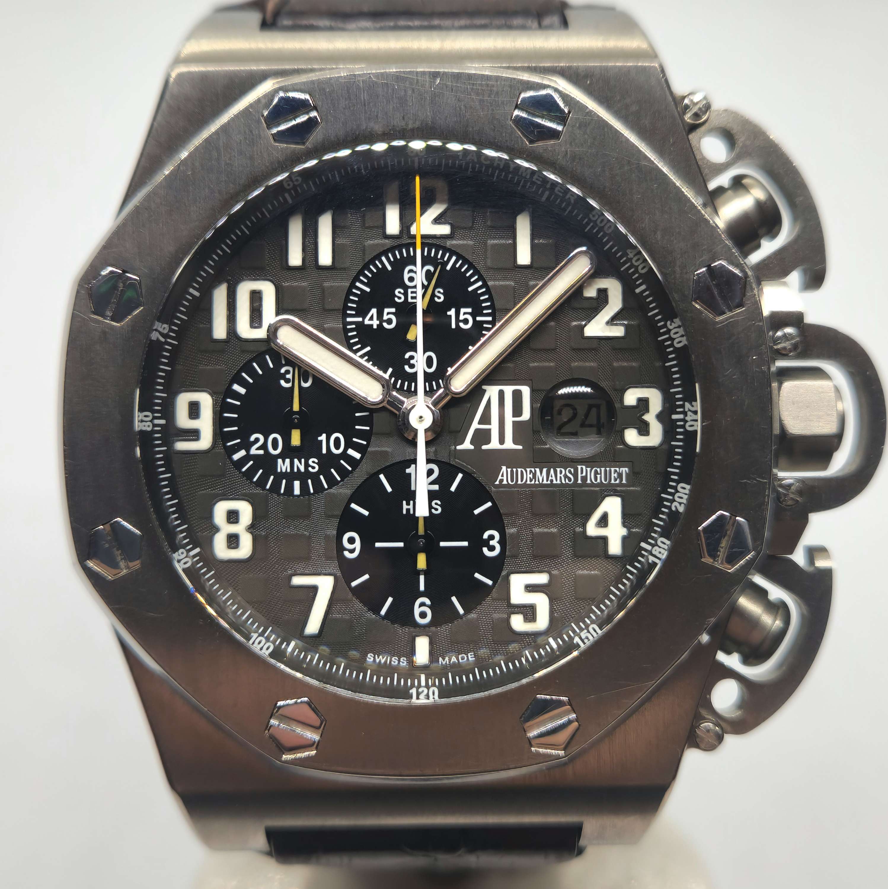 Reloj cronógrafo Audemars Piguet Royal Oak Offshore T3 en titanio con esfera gris y subdiales negros en Joyería Recoleta.