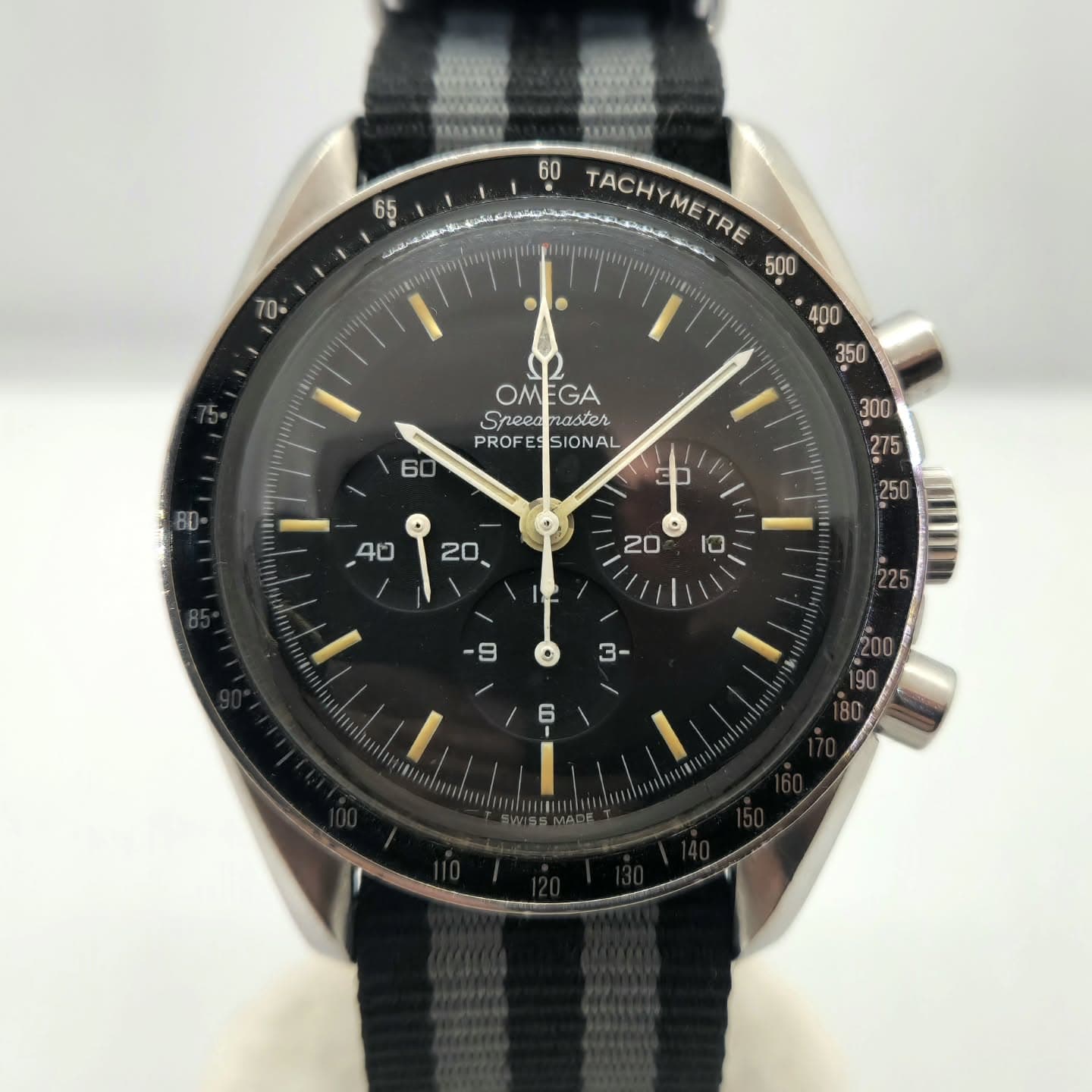Reloj cronógrafo Omega Speedmaster Moonwatch en acero con malla NATO en Joyería Recoleta
