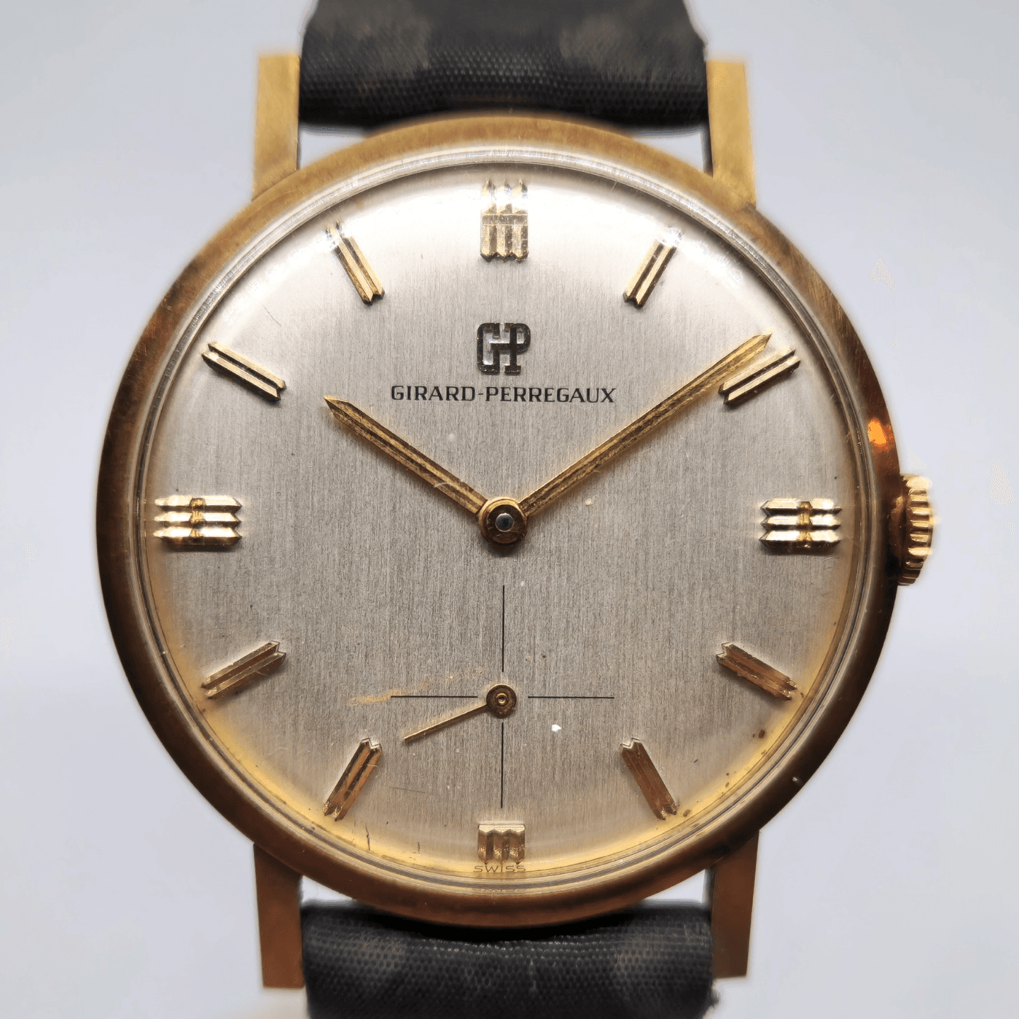 Reloj Girard-Perregaux vintage en oro amarillo con esfera plateada y segundero subsidiario en Joyería Recoleta