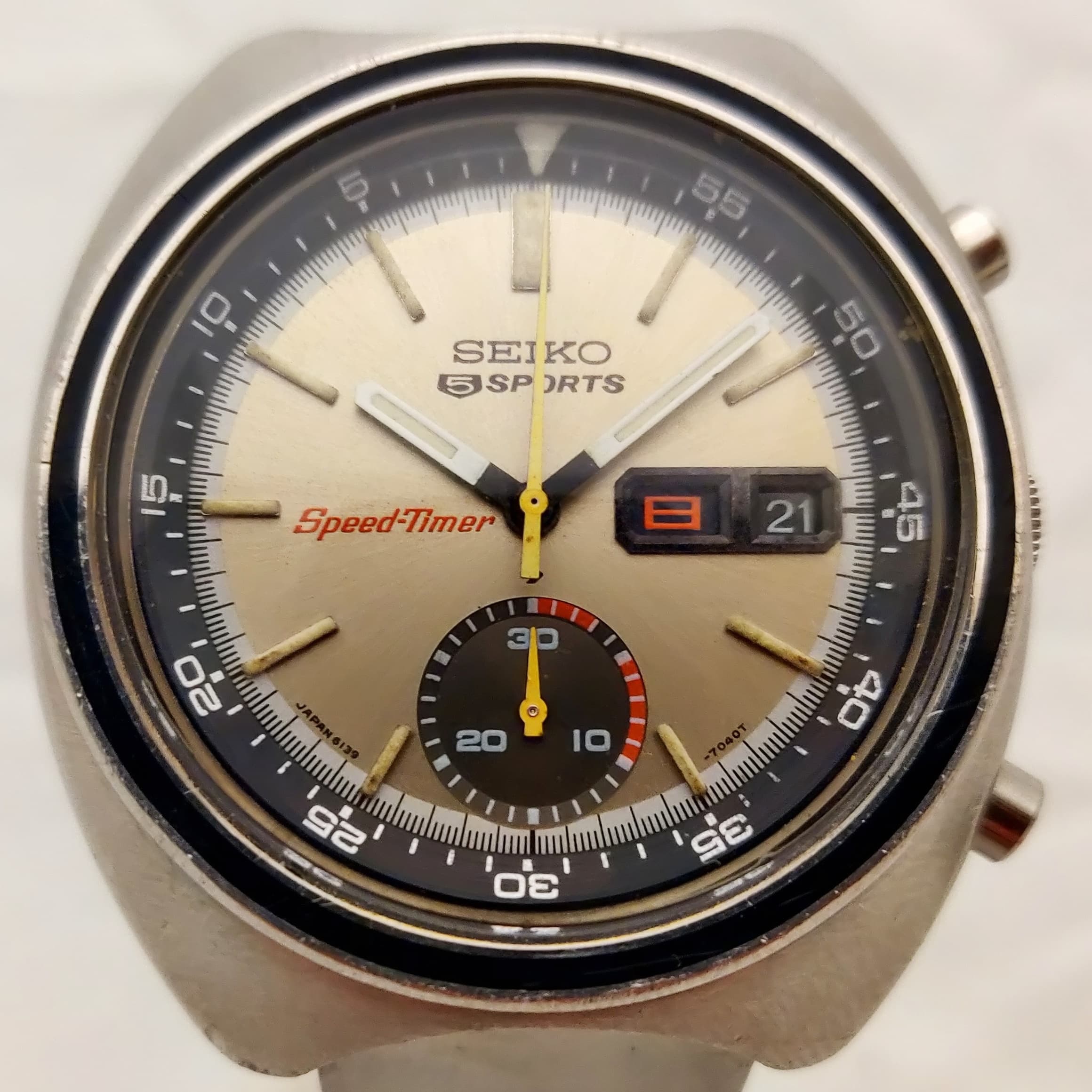 Reloj cronógrafo Seiko 5 Sports Speed-Timer acero plateado con esfera champagne y subdial en Joyería Recoleta