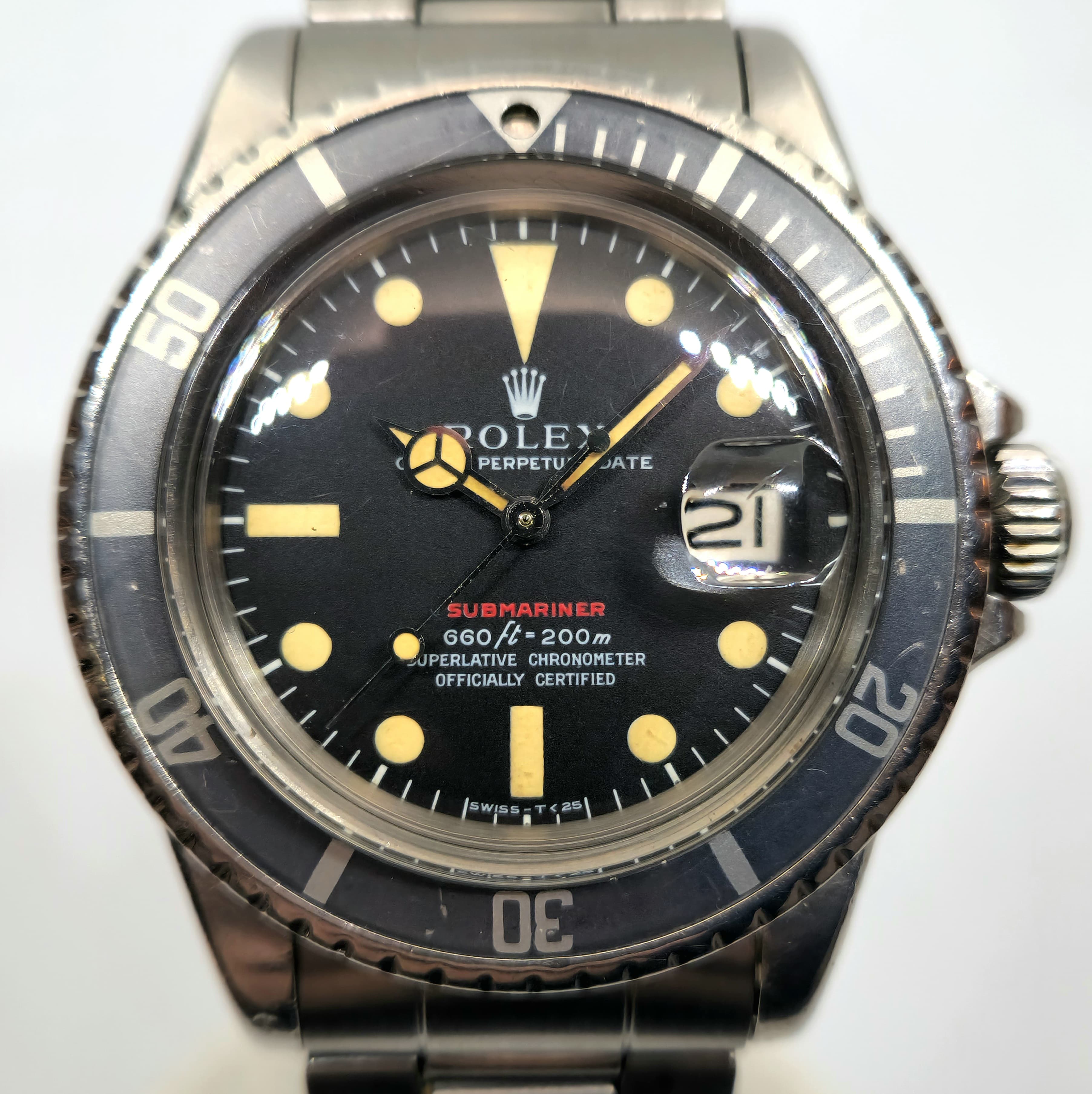 Reloj Rolex Submariner ref. 1680 Rojo en acero con esfera negra tropicalizada y bisel de buceo en Joyería Recoleta.