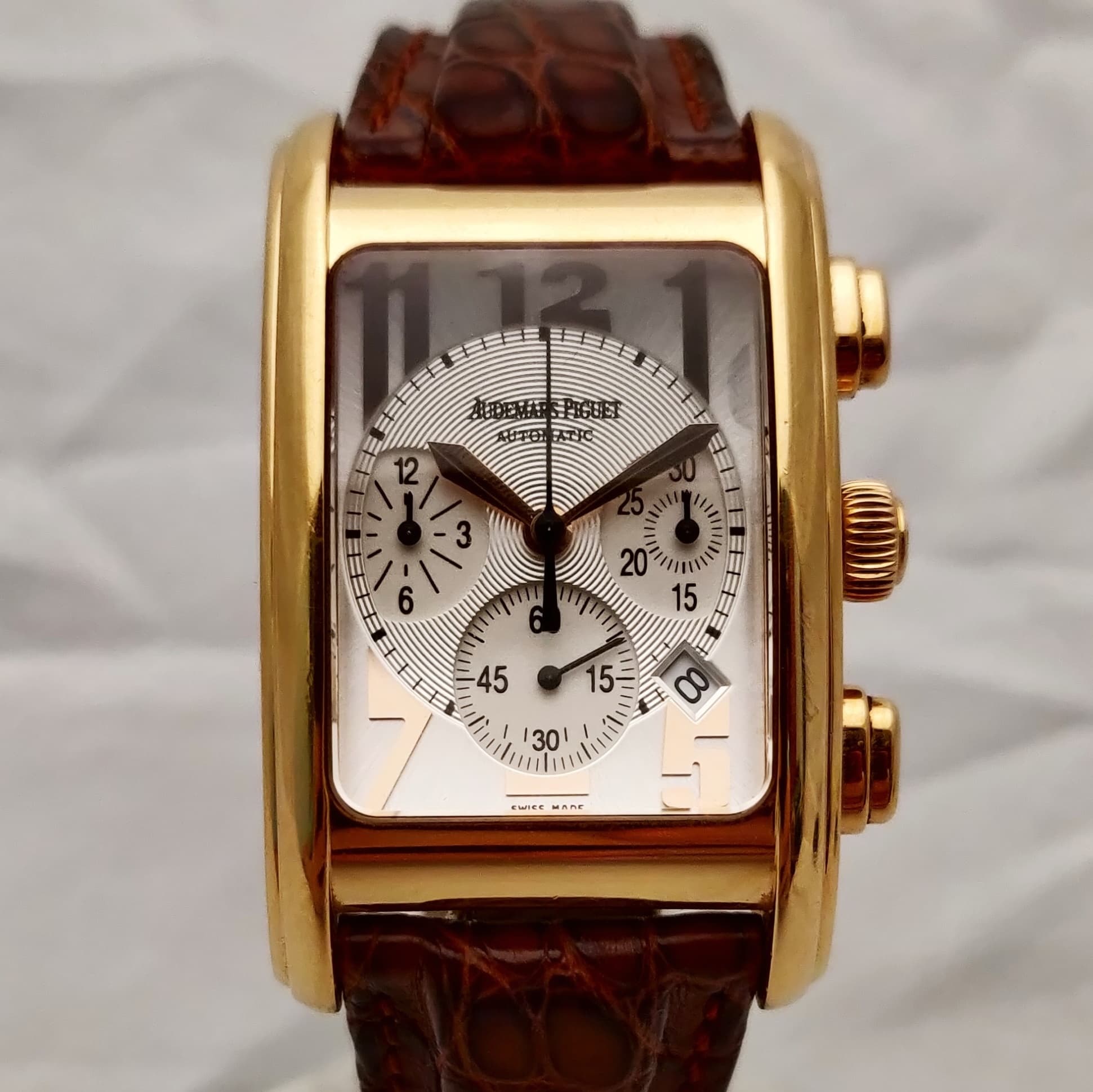 Reloj Audemars Piguet cronógrafo automático rectangular en oro amarillo con correa cocodrilo marrón en Joyería Recoleta