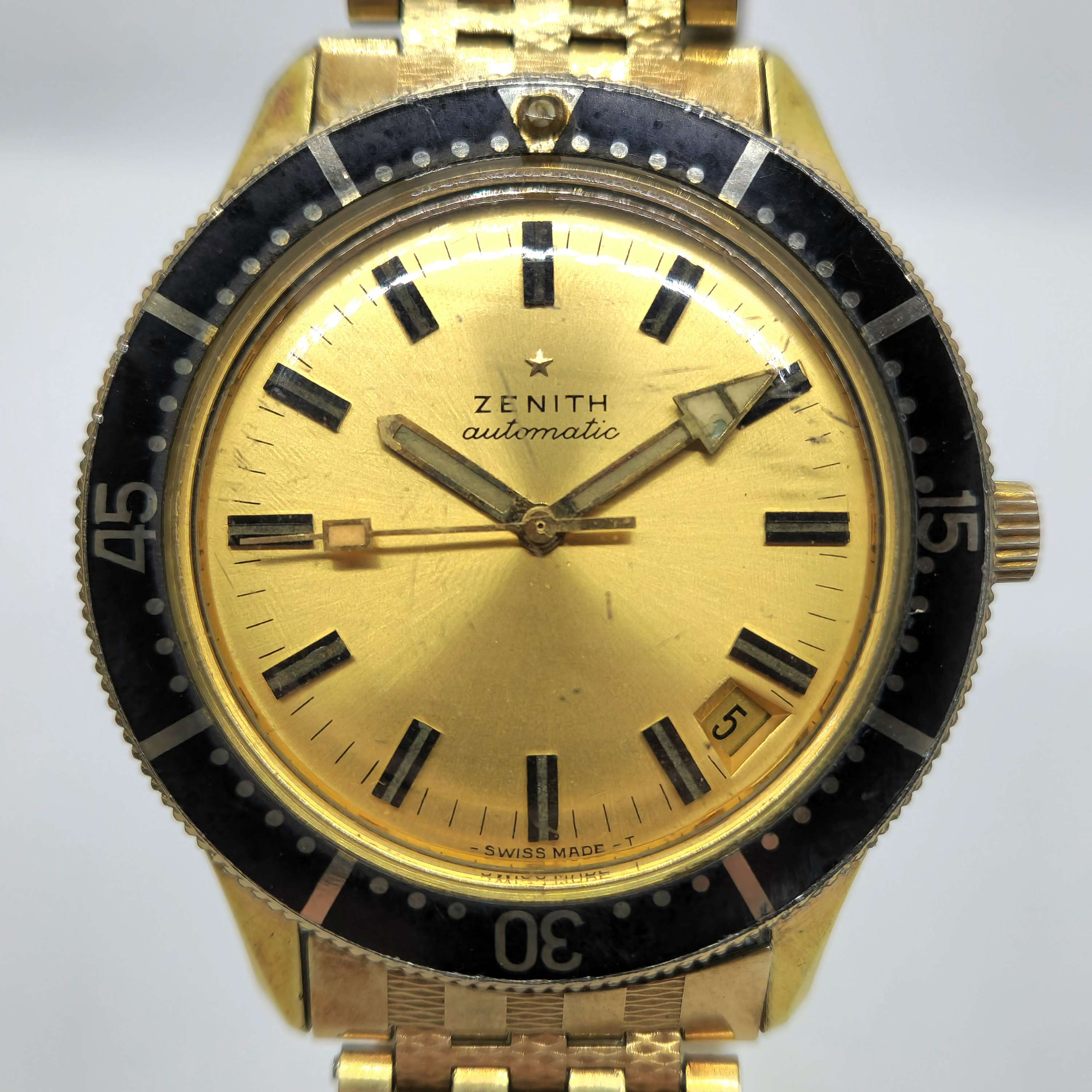 Reloj Zenith Sub Sea Diver automático dorado con bisel negro de buceo, años 70, en Joyería Recoleta.