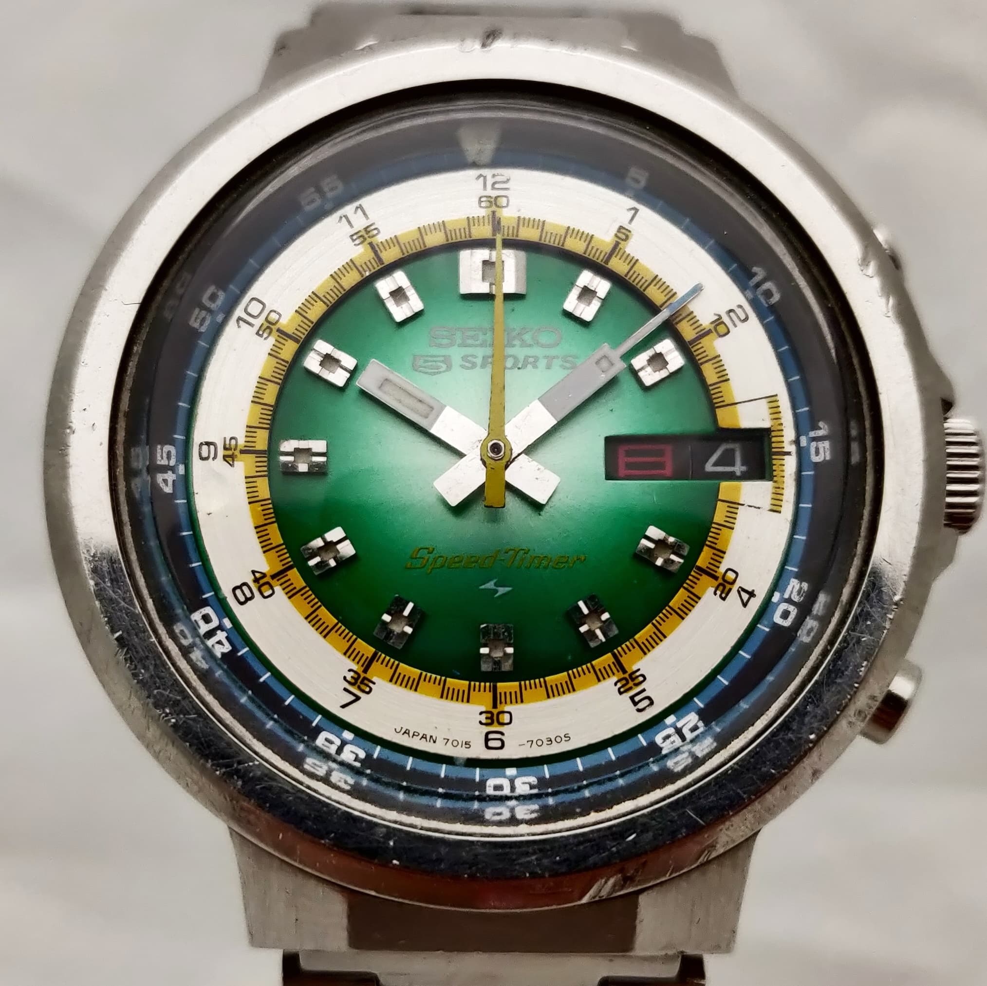 Reloj Seiko 5 Sports Speed-Timer acero con esfera verde degradé y bisel giratorio en Joyería Recoleta