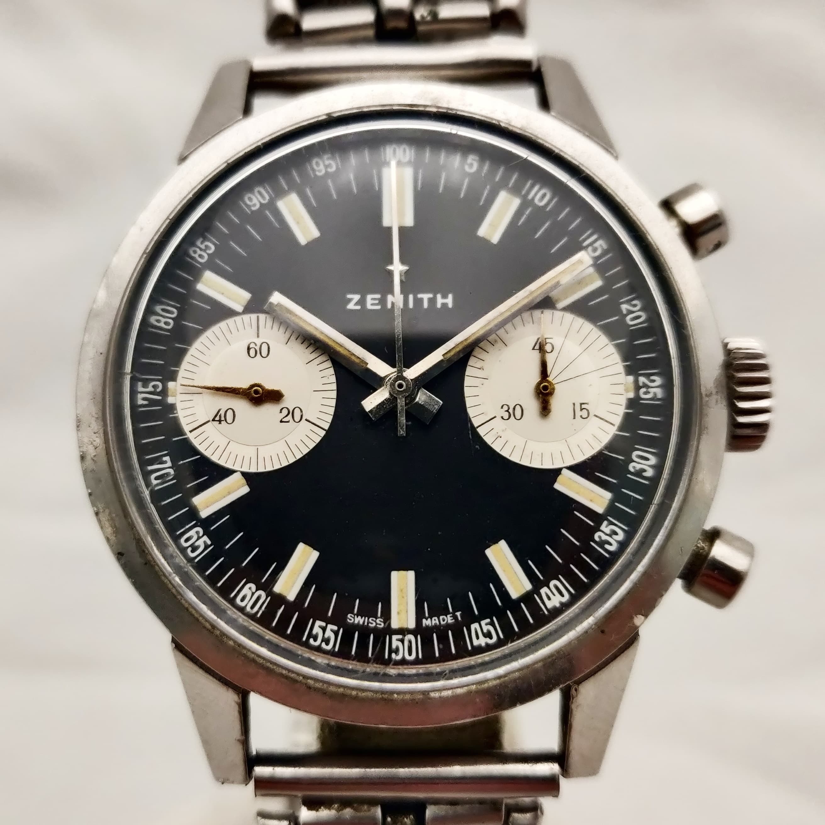 Reloj cronógrafo Zenith A271 acero inoxidable dial negro con subdiales blancos años 60 en Joyería Recoleta