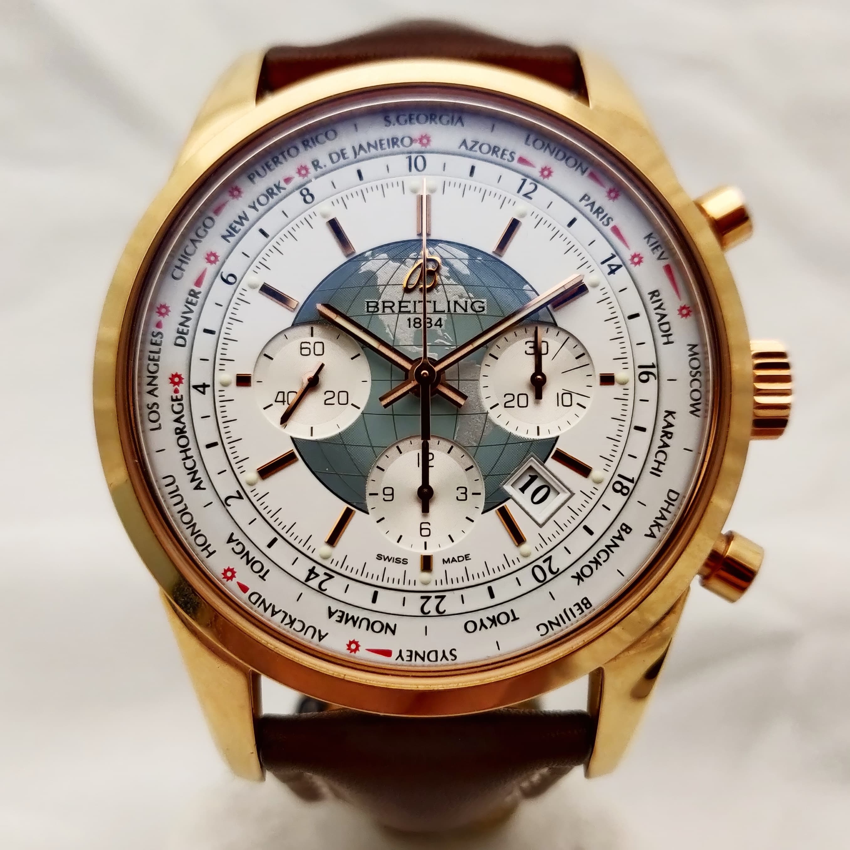 Reloj Breitling Navitimer Unitime cronógrafo en oro rosa con esfera mundial y correa marrón en Joyería Recoleta