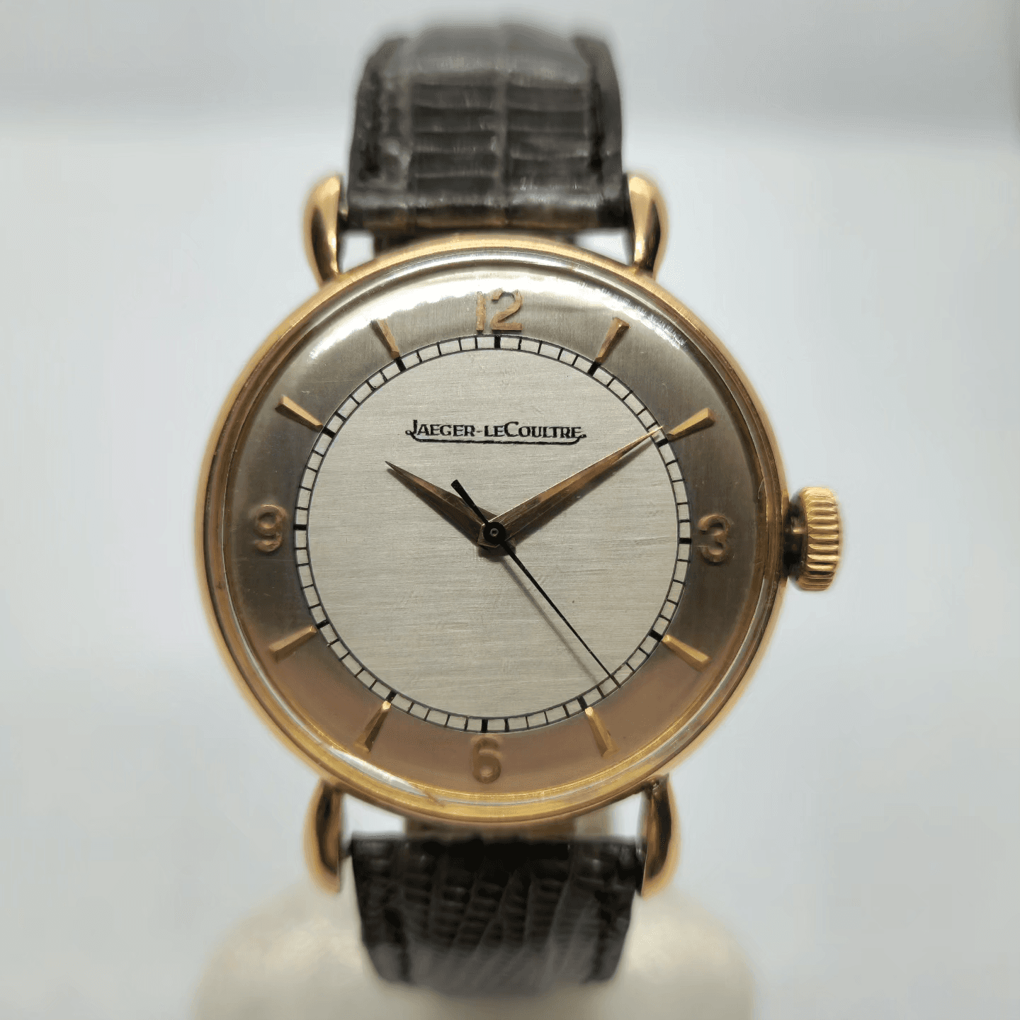 Reloj vintage Jaeger-LeCoultre en oro amarillo con esfera plateada bicolor y correa de cuero marrón en Joyería Recoleta