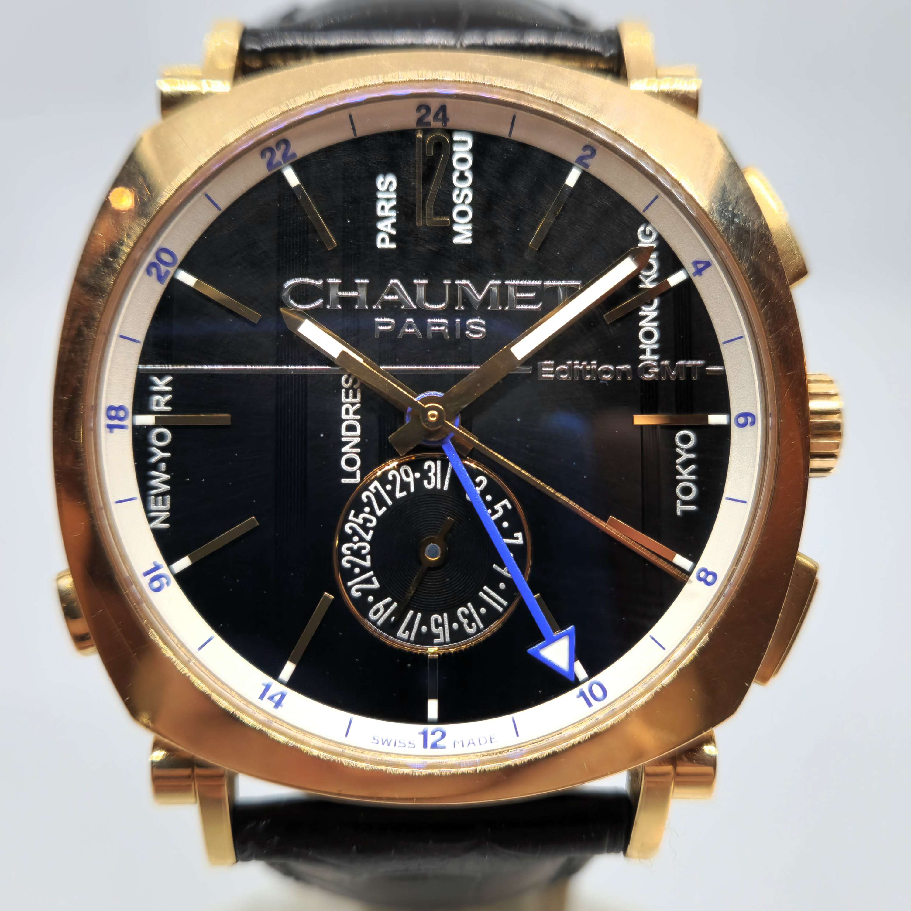 Reloj Chaumet Dandy GMT en oro rosa con esfera negra y ciudades mundiales en Joyería Recoleta.