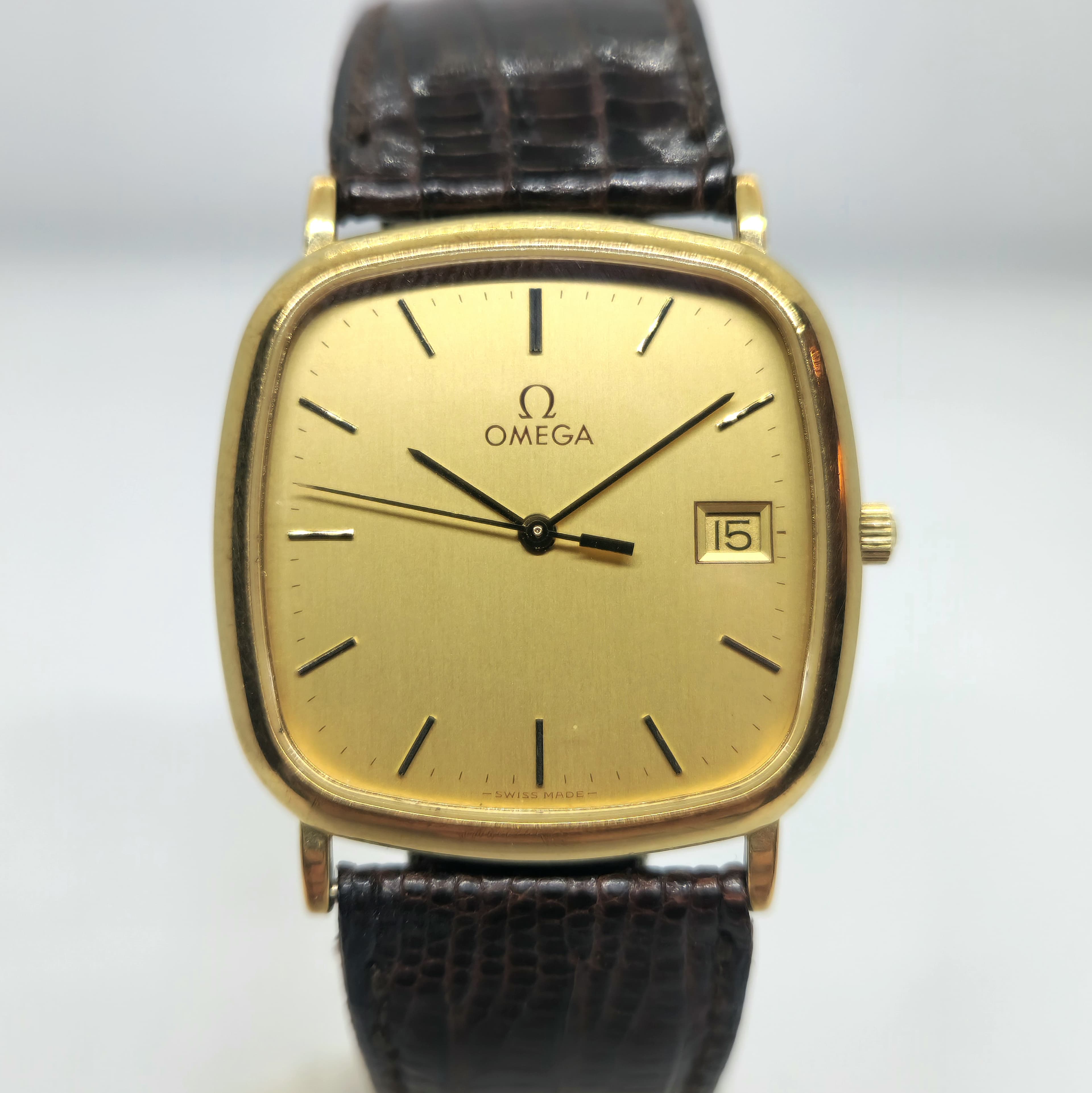 Reloj Omega DeVille Quartz dorado con correa de cuero marrón y fecha en Joyería Recoleta