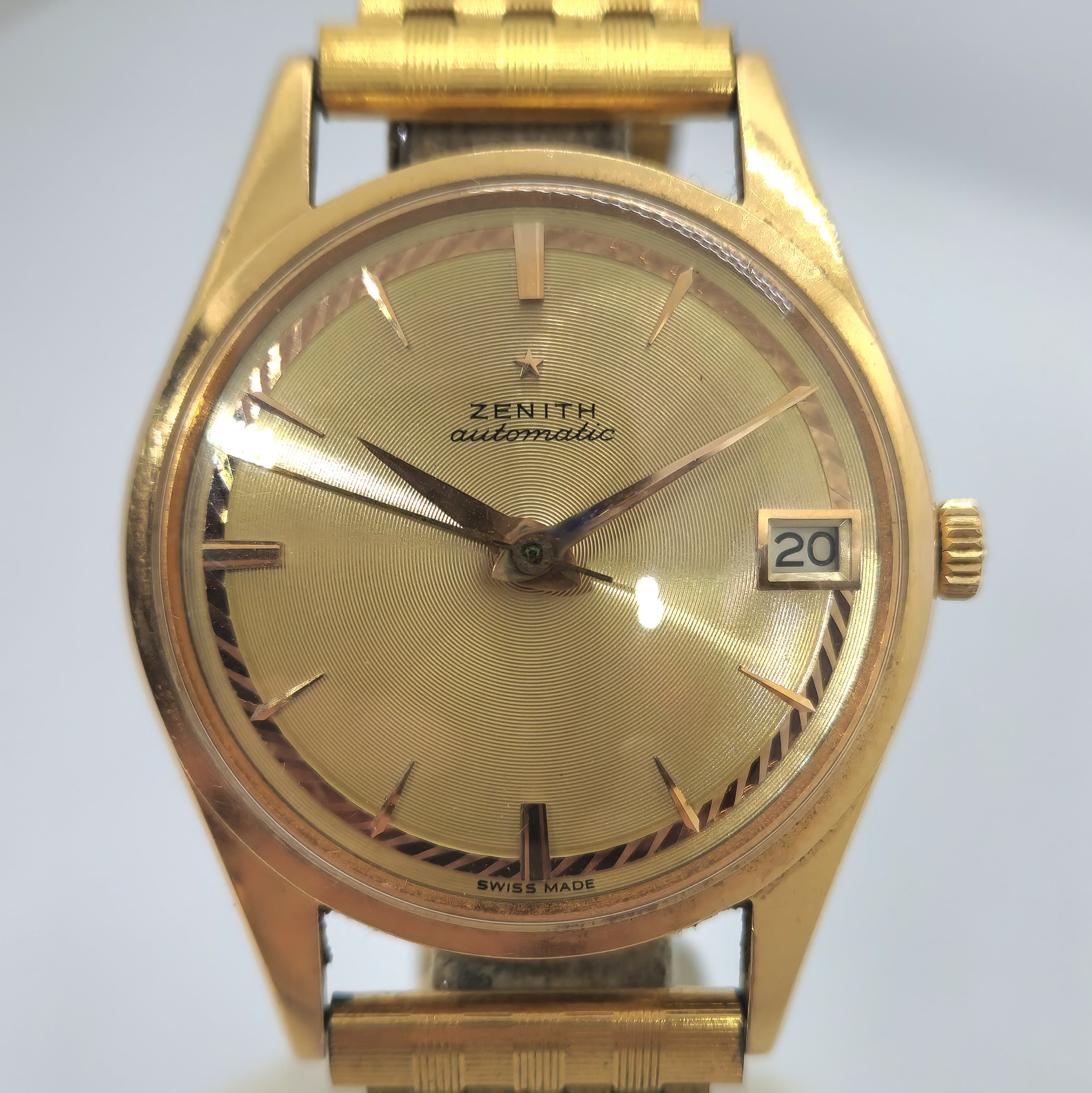 Reloj Zenith automático vintage en oro amarillo con dial guilloché y fecha, en Joyería Recoleta.