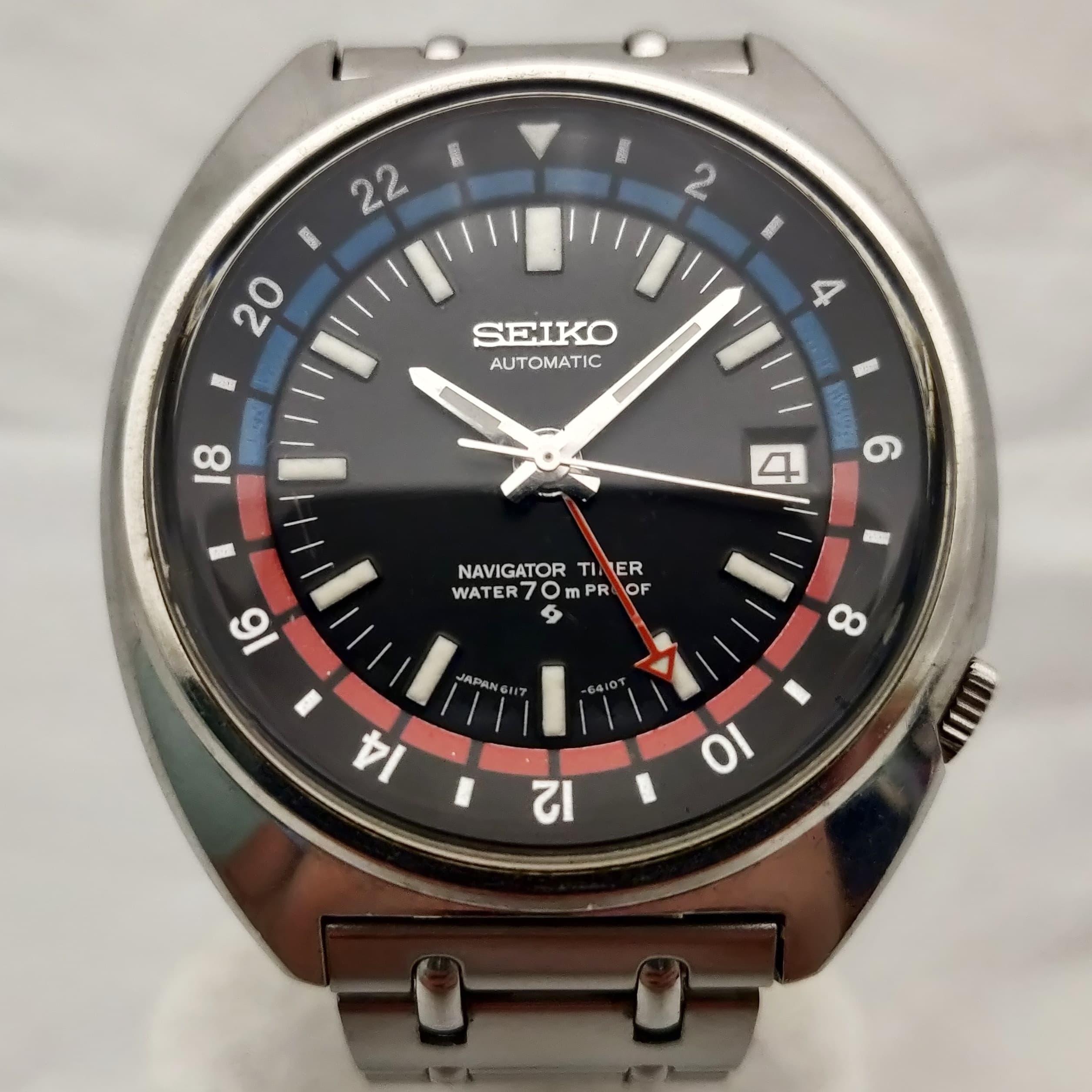 Reloj Seiko Navigator Timer automático en acero inoxidable con bisel rojo y azul en Joyería Recoleta