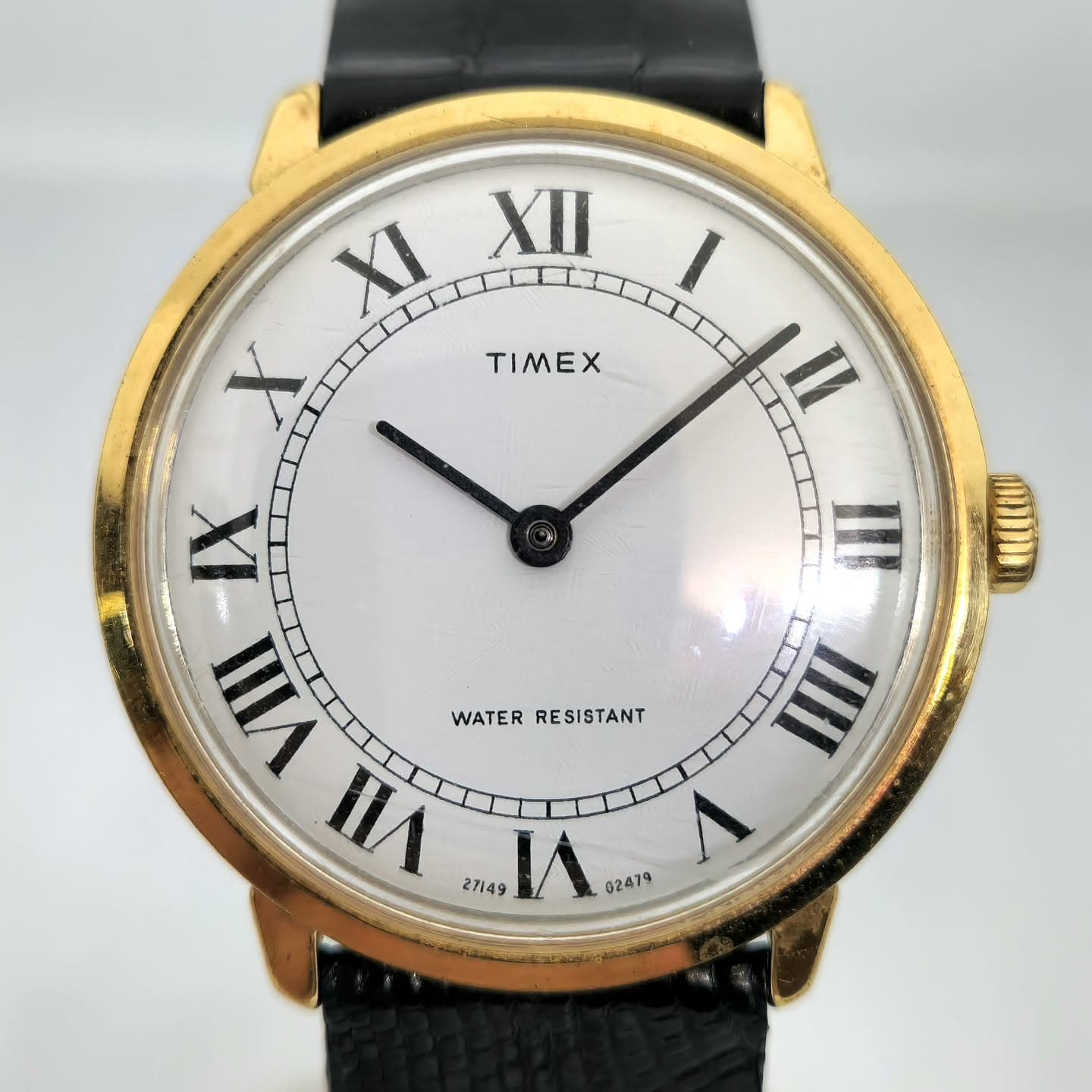 Reloj Timex Marlin Calatrava chapado en oro con esfera blanca y números romanos en Joyería Recoleta