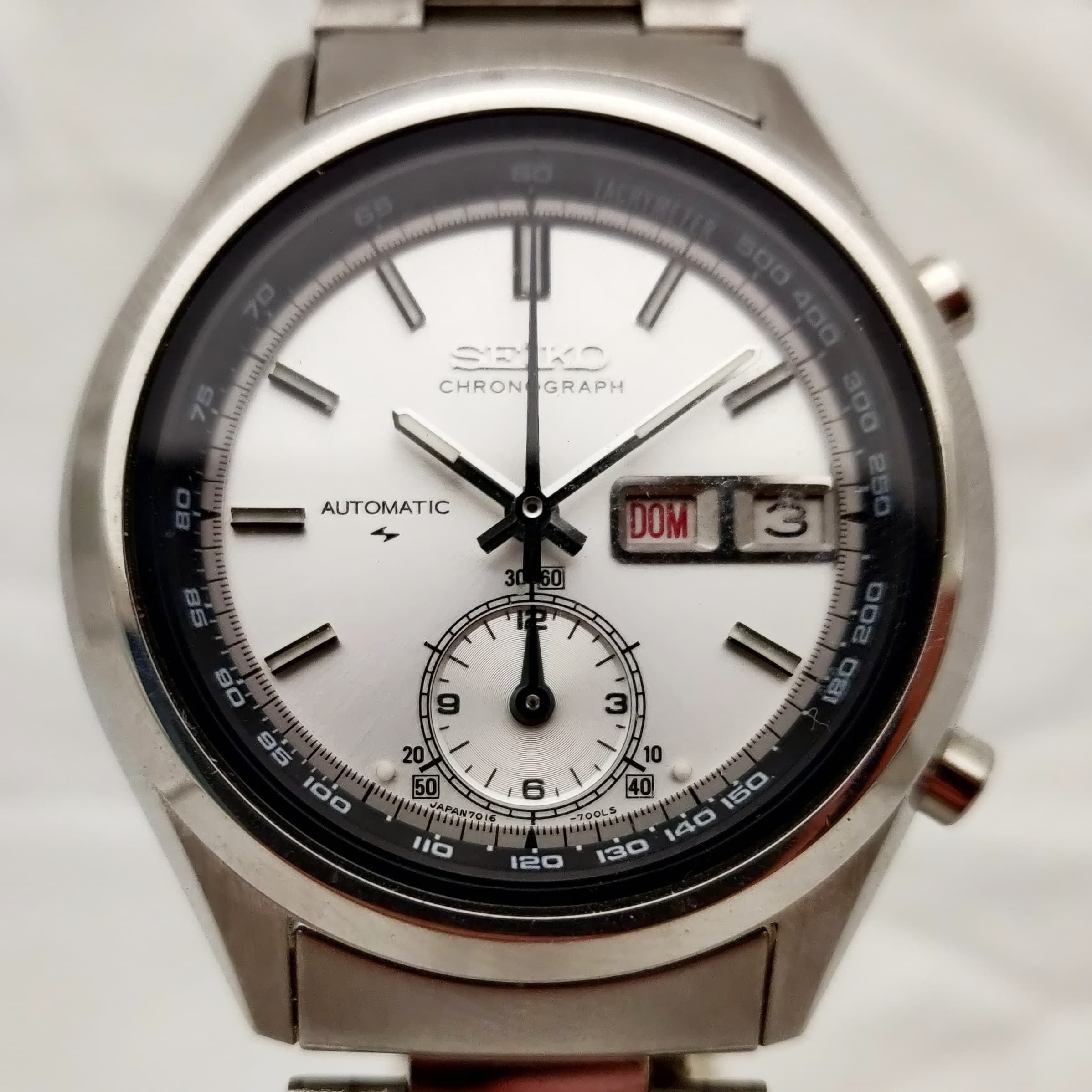 Reloj cronógrafo automático Seiko 7016 en acero con taquímetro y calendario día-fecha en Joyería Recoleta.