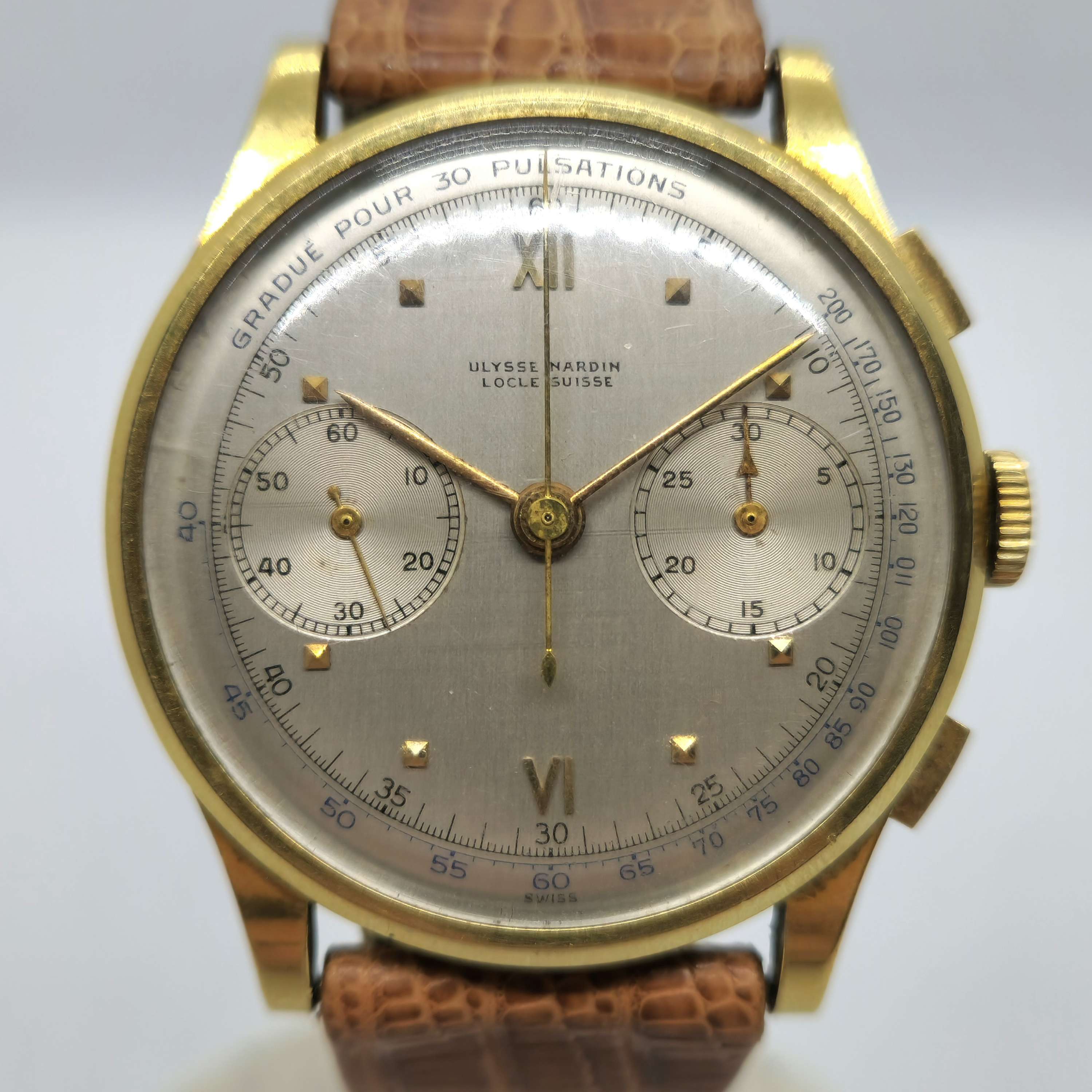 Reloj cronógrafo Ulysse Nardin ref. 8008 en oro amarillo con correa de cuero marrón y escala pulsométrica en Joyería Recoleta