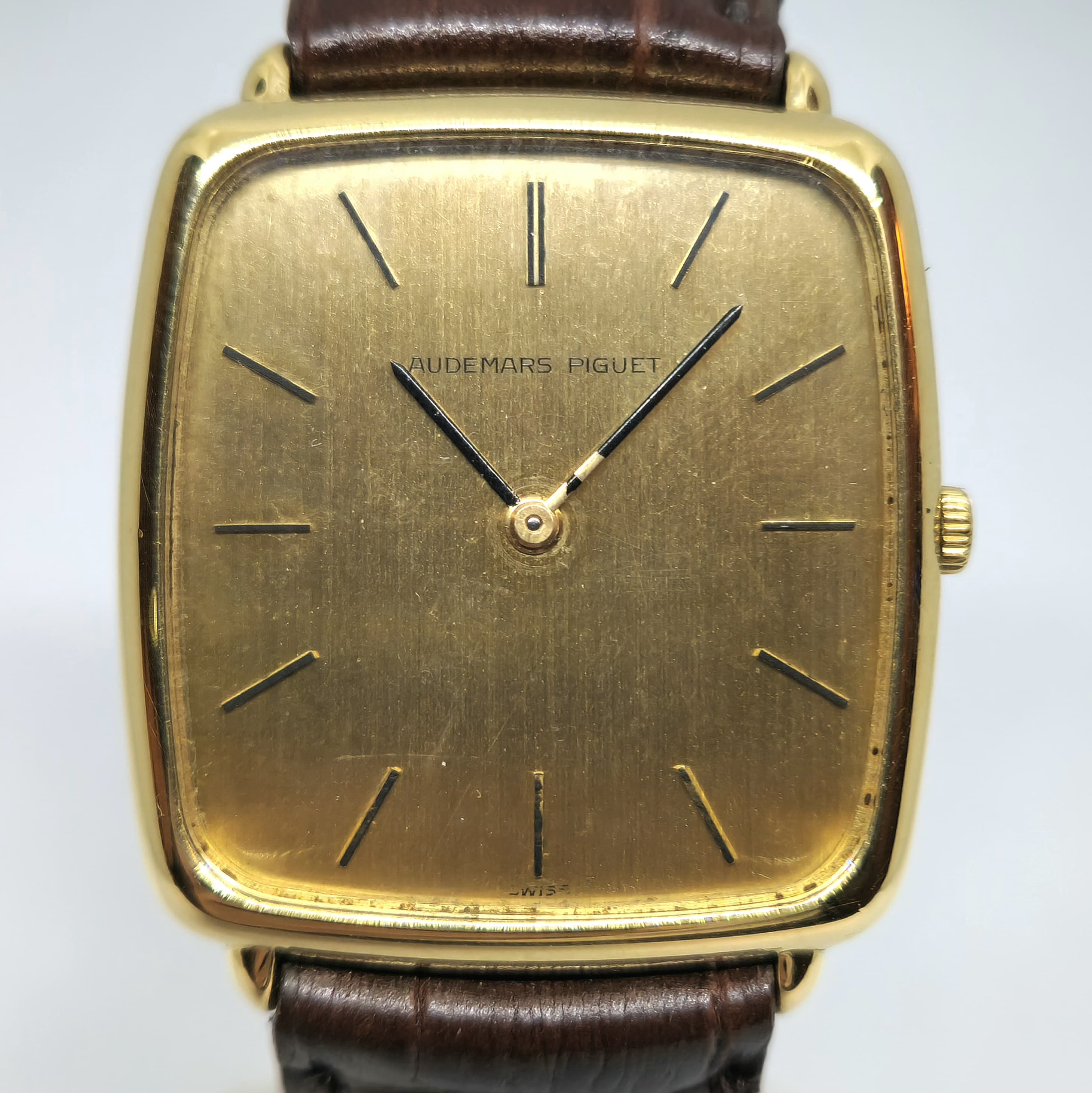 Reloj Audemars Piguet cushion en oro amarillo con correa de cuero marrón en Joyería Recoleta
