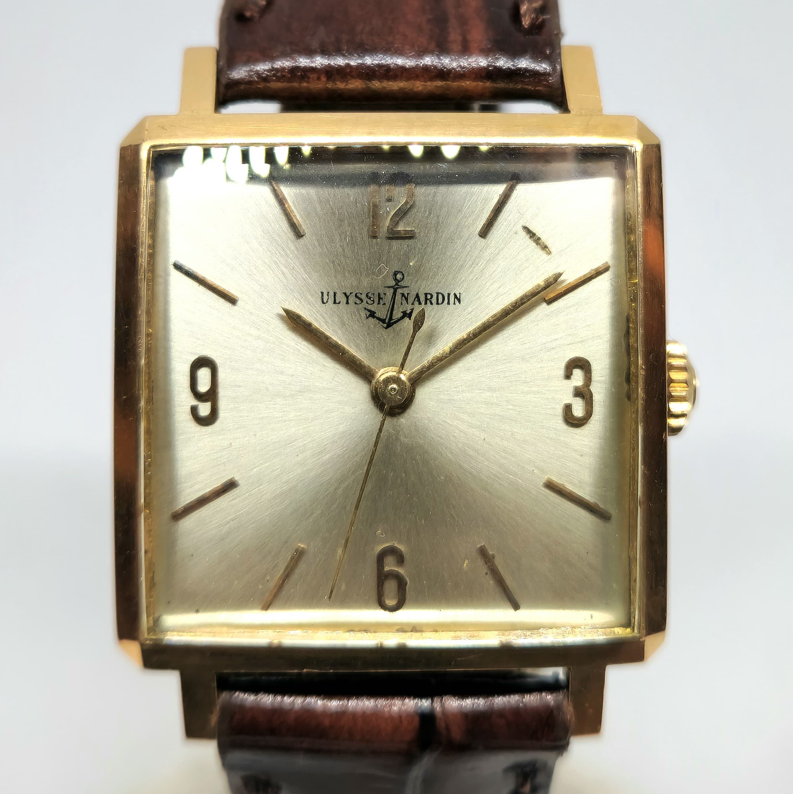 Reloj Ulysse Nardin vintage cuadrado en oro amarillo con esfera champagne y correa cuero marrón en Joyería Recoleta