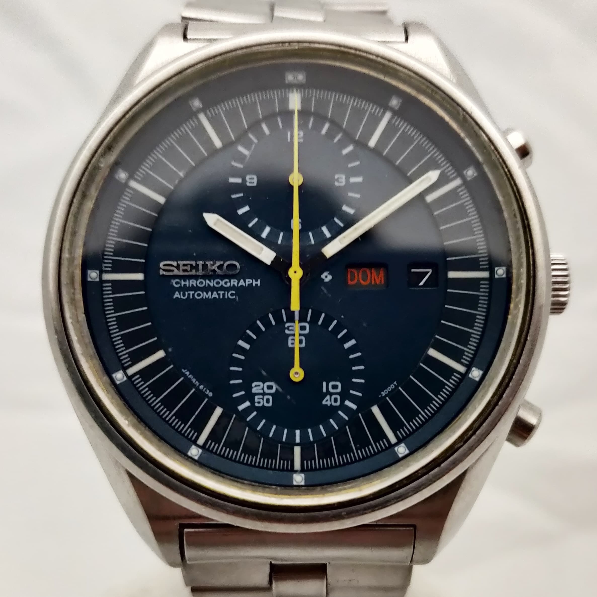 Reloj cronógrafo automático Seiko Jumbo 6138 acero esfera azul petróleo con segundero amarillo en Joyería Recoleta