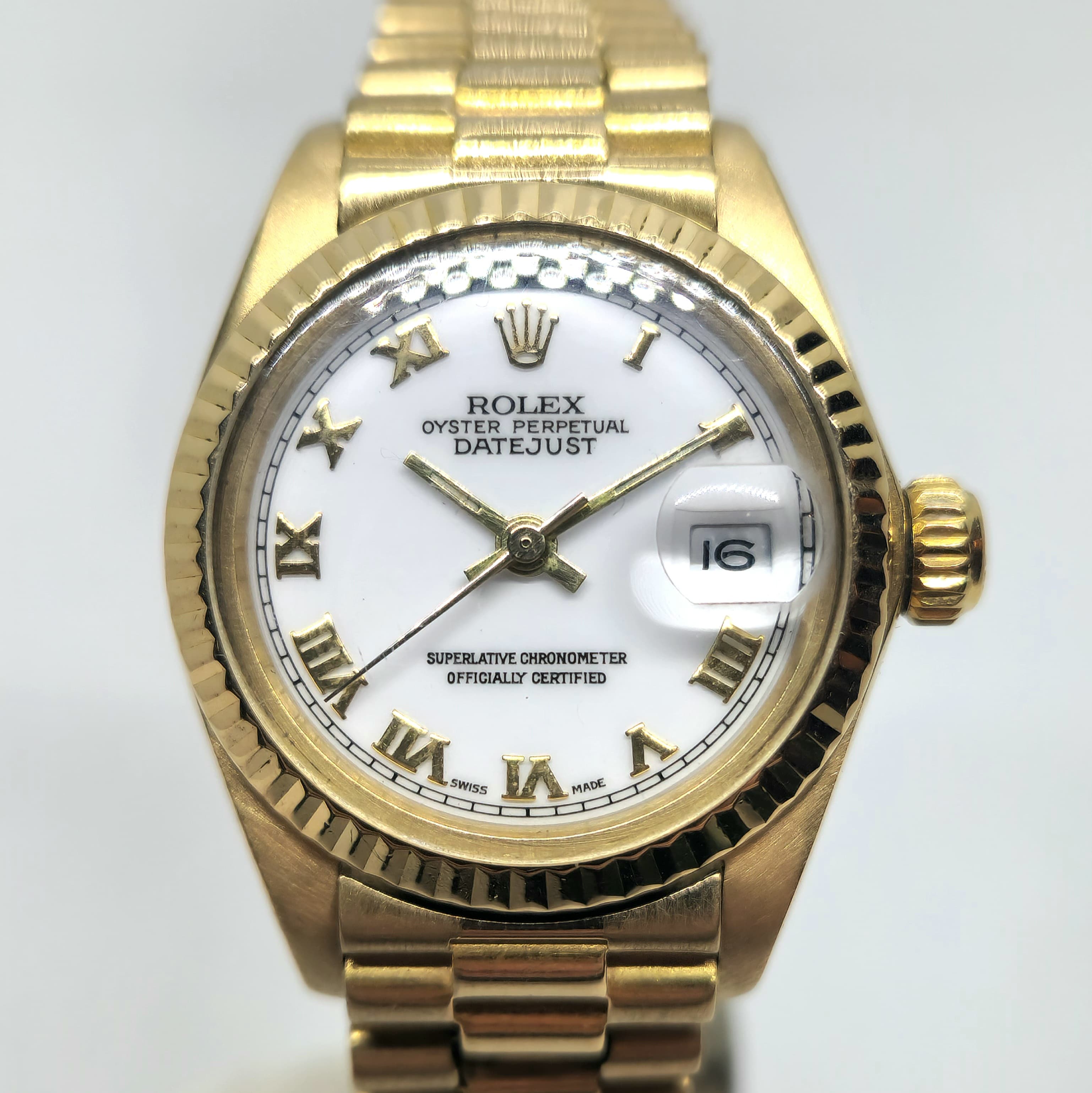 Reloj Rolex Datejust dama en oro amarillo 18k con esfera blanca y números romanos en Joyería Recoleta